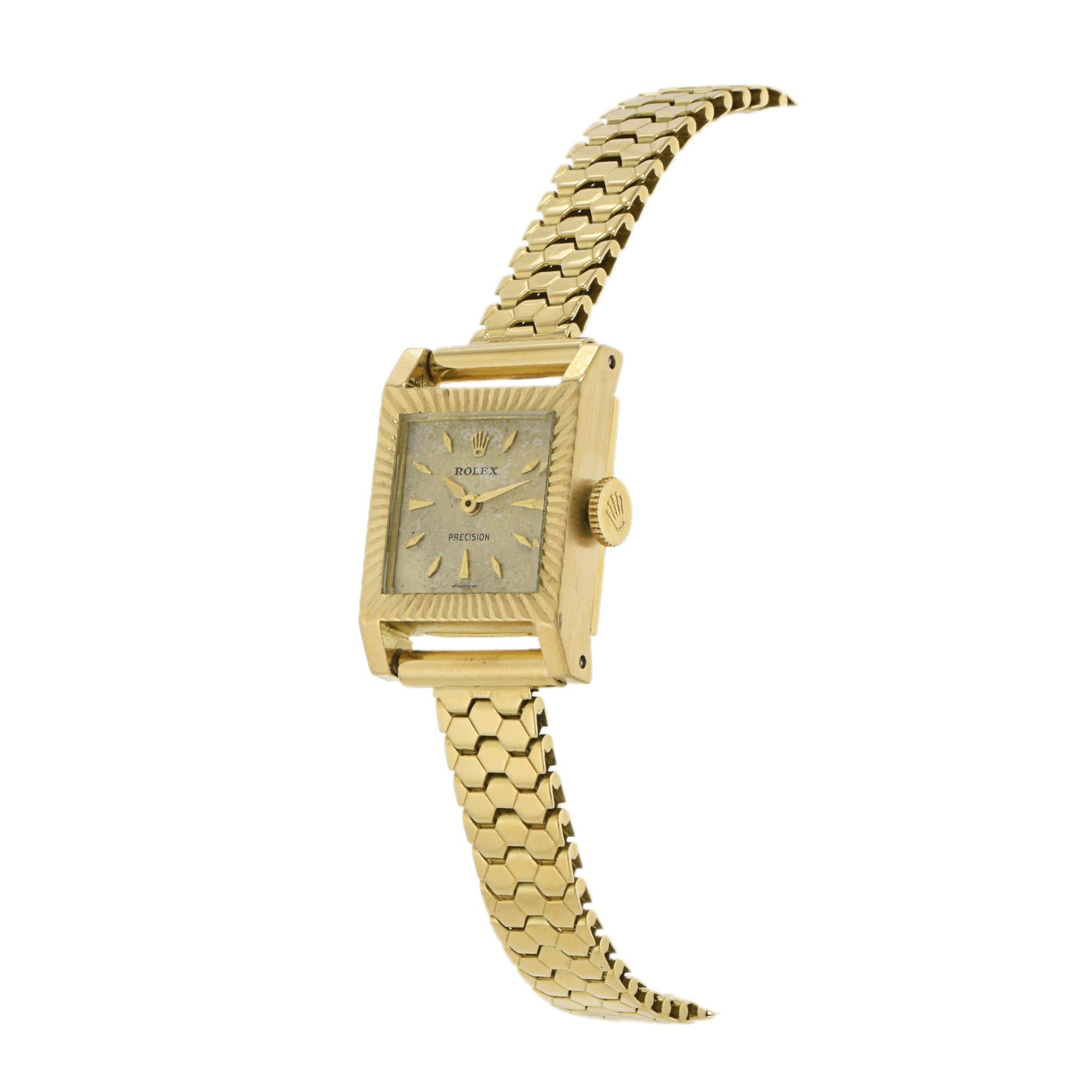 C. 1952

Dieser elegante Zeitmesser wurde von Rolex aus 18 Karat Gelbgold gefertigt. Sie verfügt über ein quadratisches Zifferblatt mit geriffelter Lünette und minimalistischen Stundenmarkierungen. Die Uhr wird von einem manuellen Uhrwerk