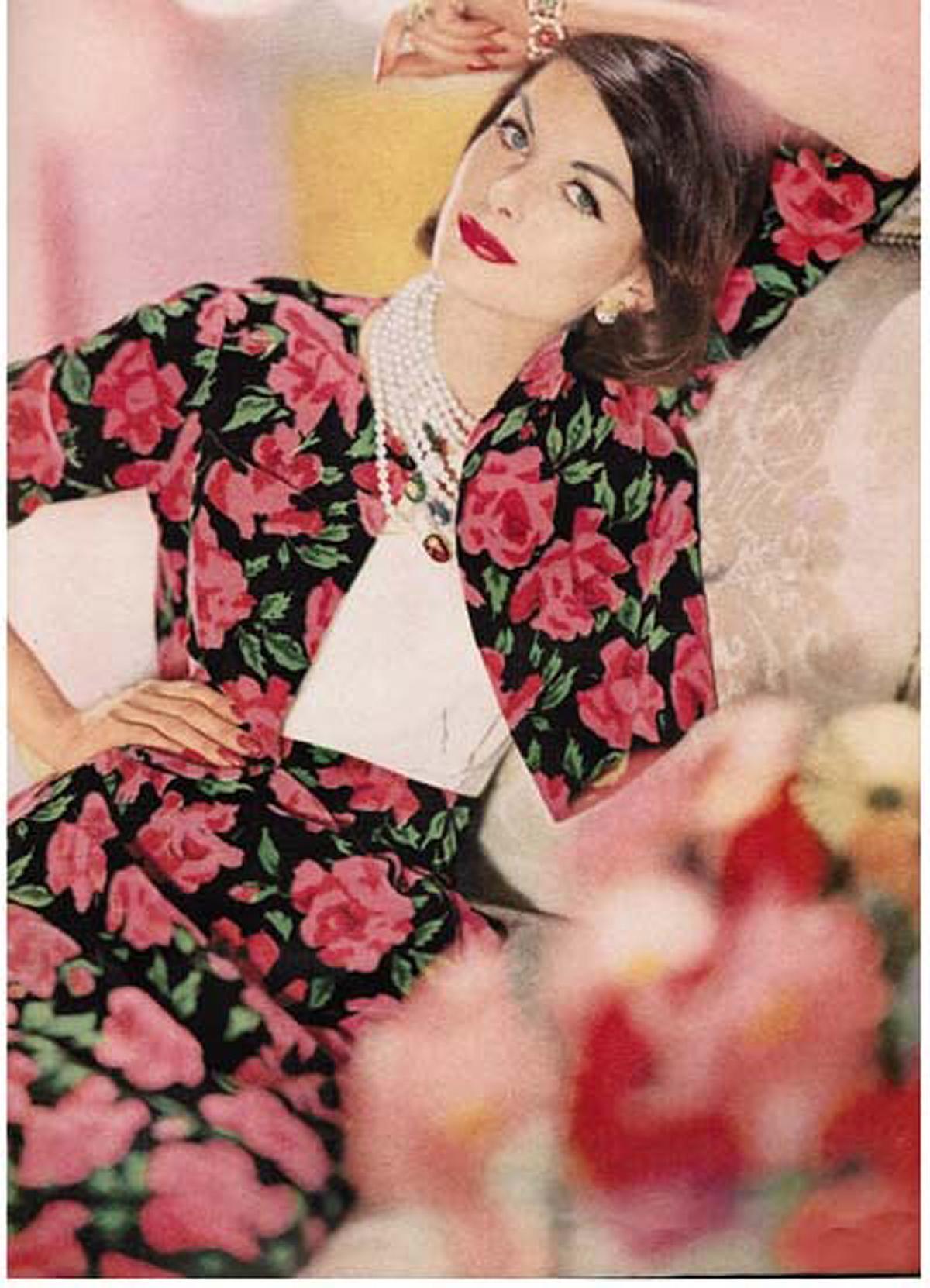 Dieses exquisite Designerkleid von Traina-Norell ist ein Beispiel für die charakteristische Mischung aus Couture-Qualität und typisch amerikanischem Stil - elegant in seiner Schlichtheit. Das wunderschöne Kleidungsstück wurde am 5. Oktober 1954 von