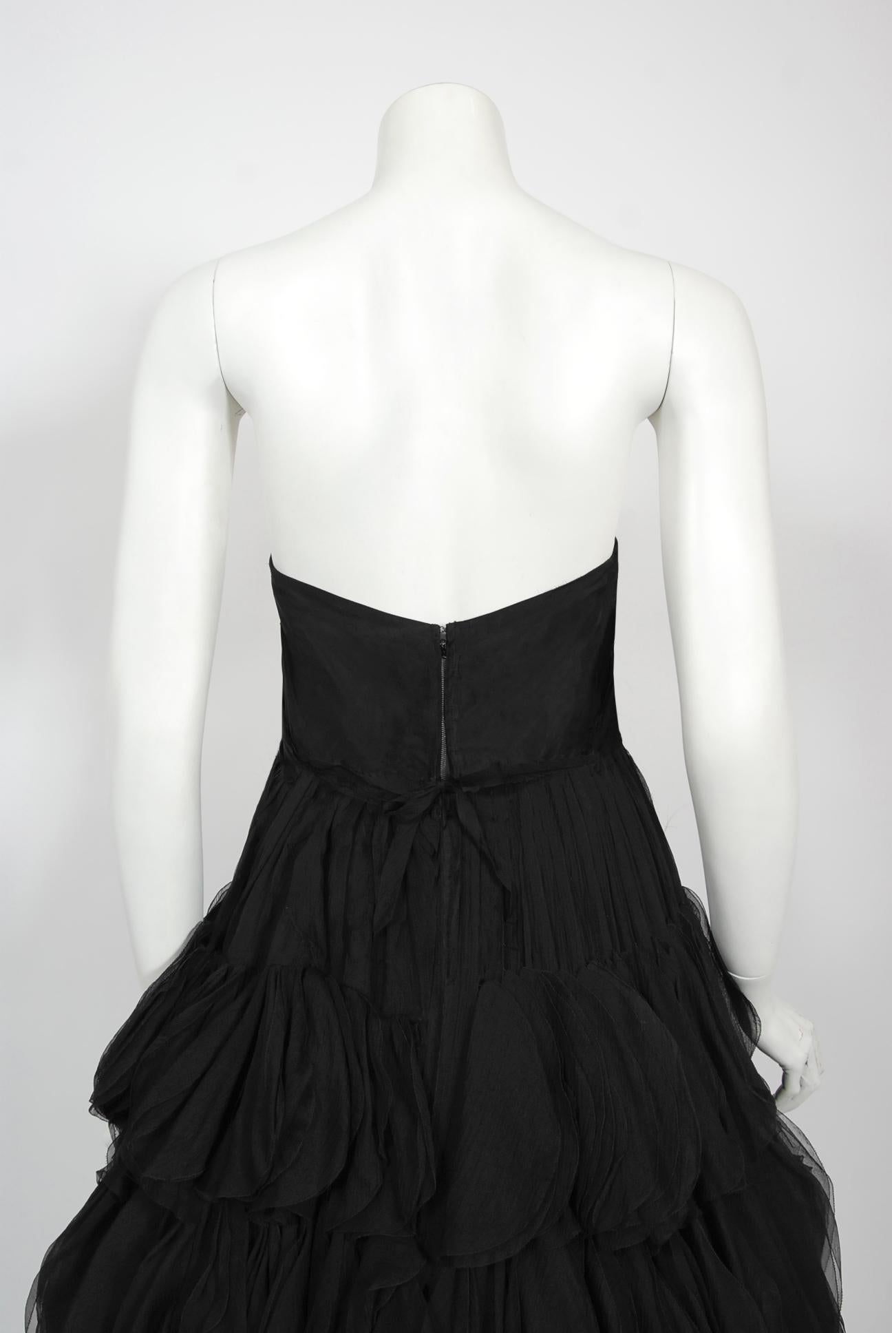 Vintage 1955 Jean Dessès Haute Couture Dokumentiertes Schwarzes Seiden-Chiffon-Blütenkleid im Angebot 11
