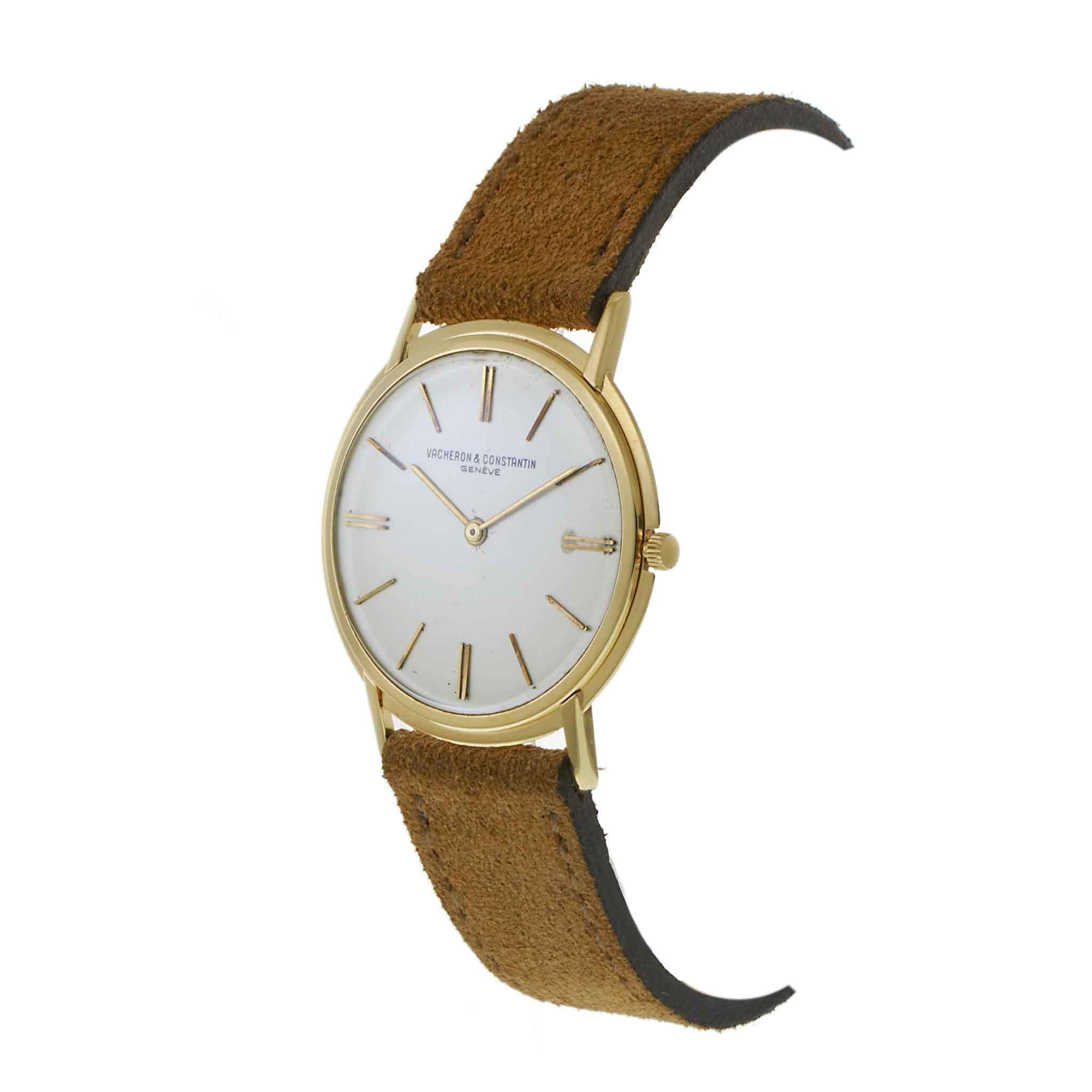 Un excepcional reloj de mediados de siglo Vacheron Constantin Ref. 6100 con caja ultrafina de 33,5 mm de oro amarillo de 18 quilates y refinada esfera plateada con marcadores de bastón dorados en relieve. Impulsado por el movimiento de cuerda manual