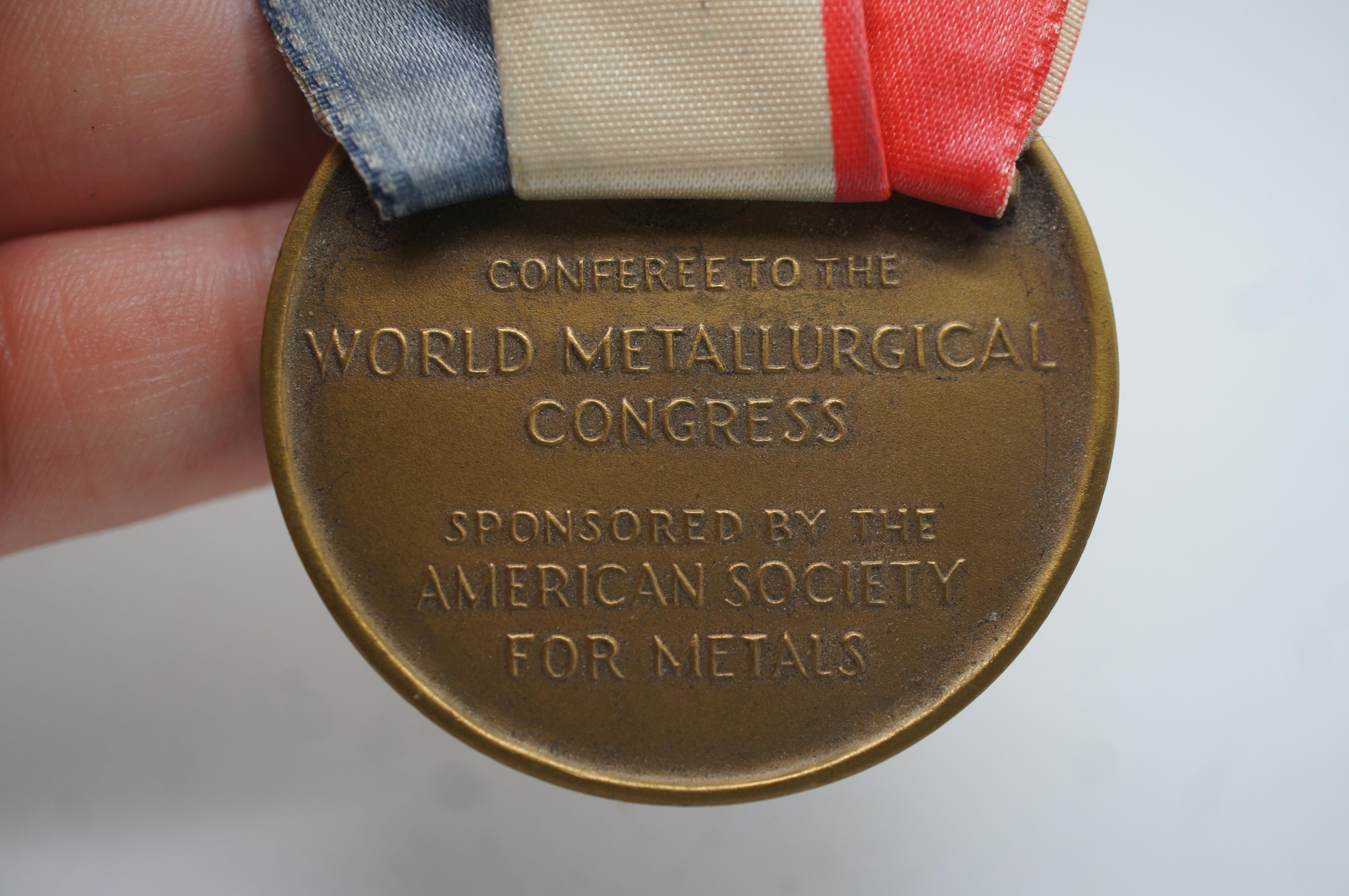 Vintage 1957 Chicago World Metallurgical Congress Messing-Medaille Badge Pin 4,5
