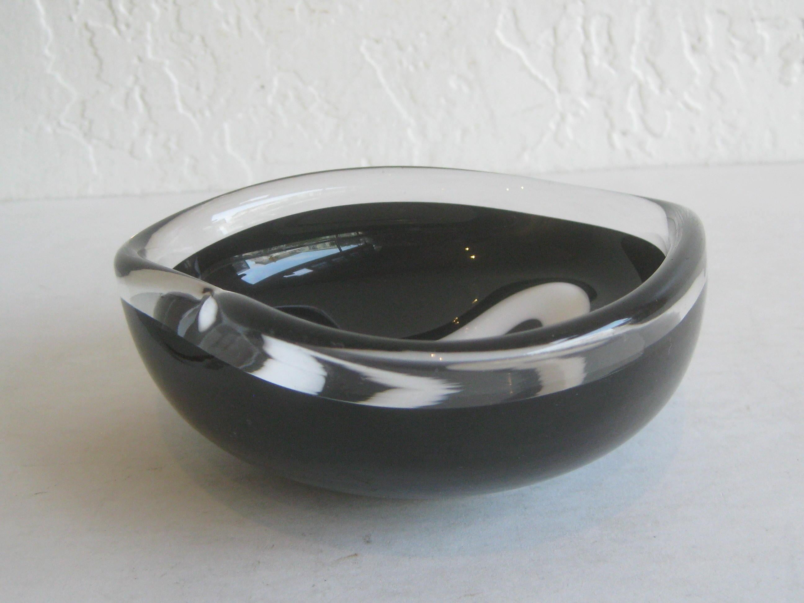 20ième siècle Vintage 1957 Coquille for Flygsfors by Paul Kedelv Studio Art Glass Bowl Suède en vente