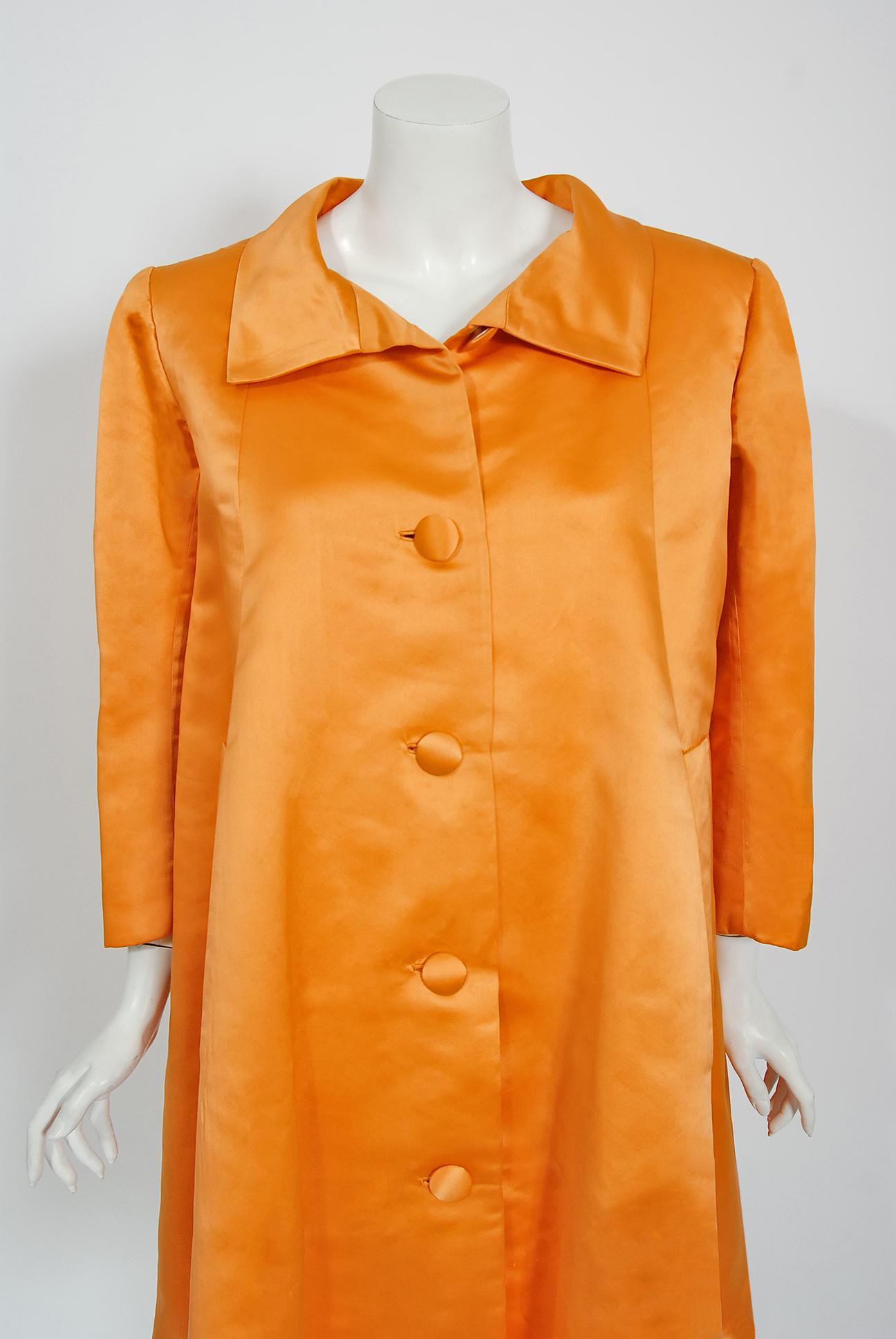 Superbe manteau swing haute couture Balenciaga en satin duchesse orange sunkist datant de sa collection de 1958. Cristobal Balenciaga a commencé à travailler dans le domaine de la mode à un très jeune âge. La légende veut que la Marquise de Casa