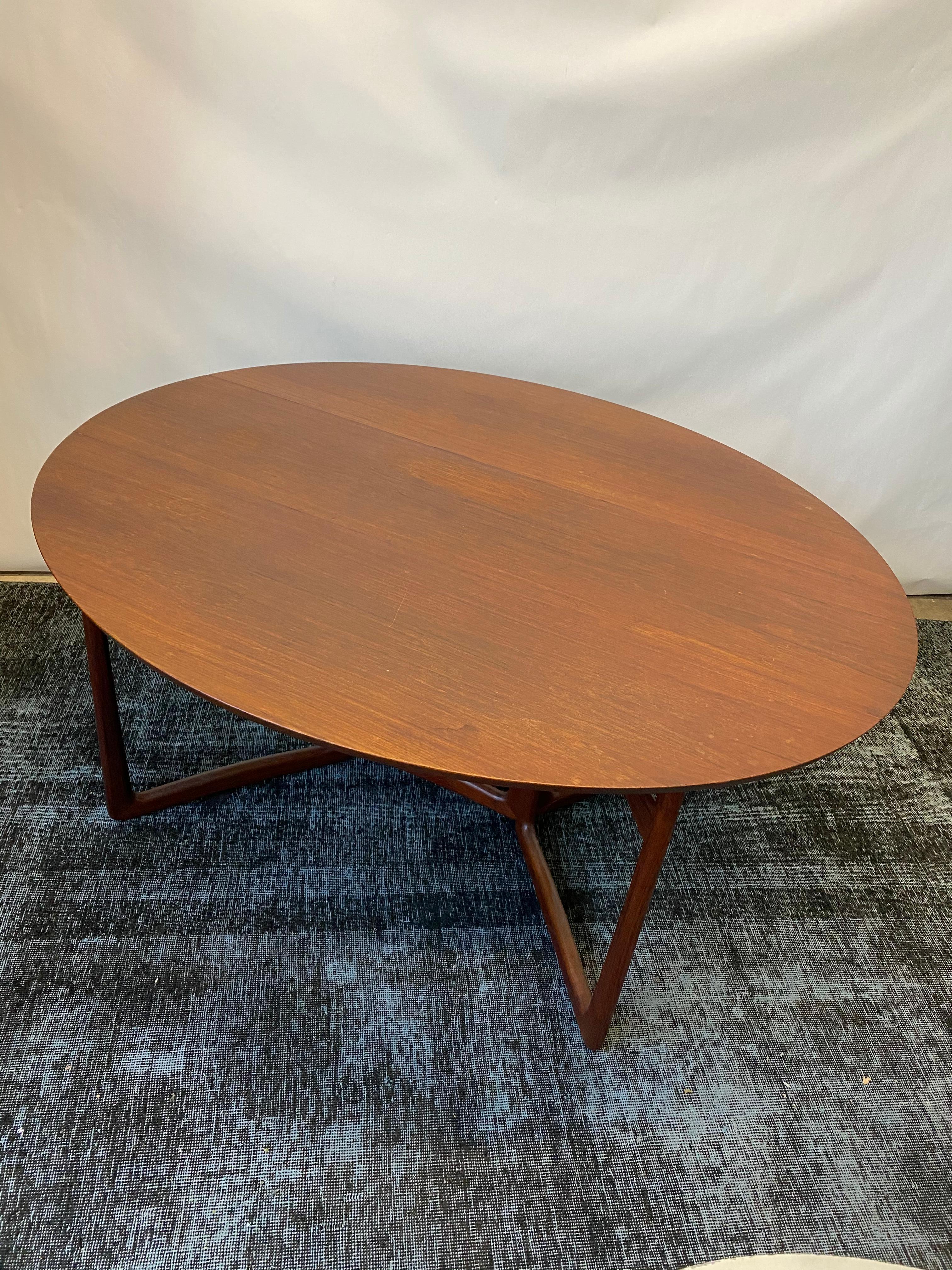 Vintage 1959 drop leaf table with brass ball hinges by Peter Hvidt & Orla Mølgaard-Nielsen for France & Son in Denmark. Brass ball hinges. In excellent condition and shows wear consistent to age and use.
Dimensions:
H 28.35 in. x W 64.18 in. x D