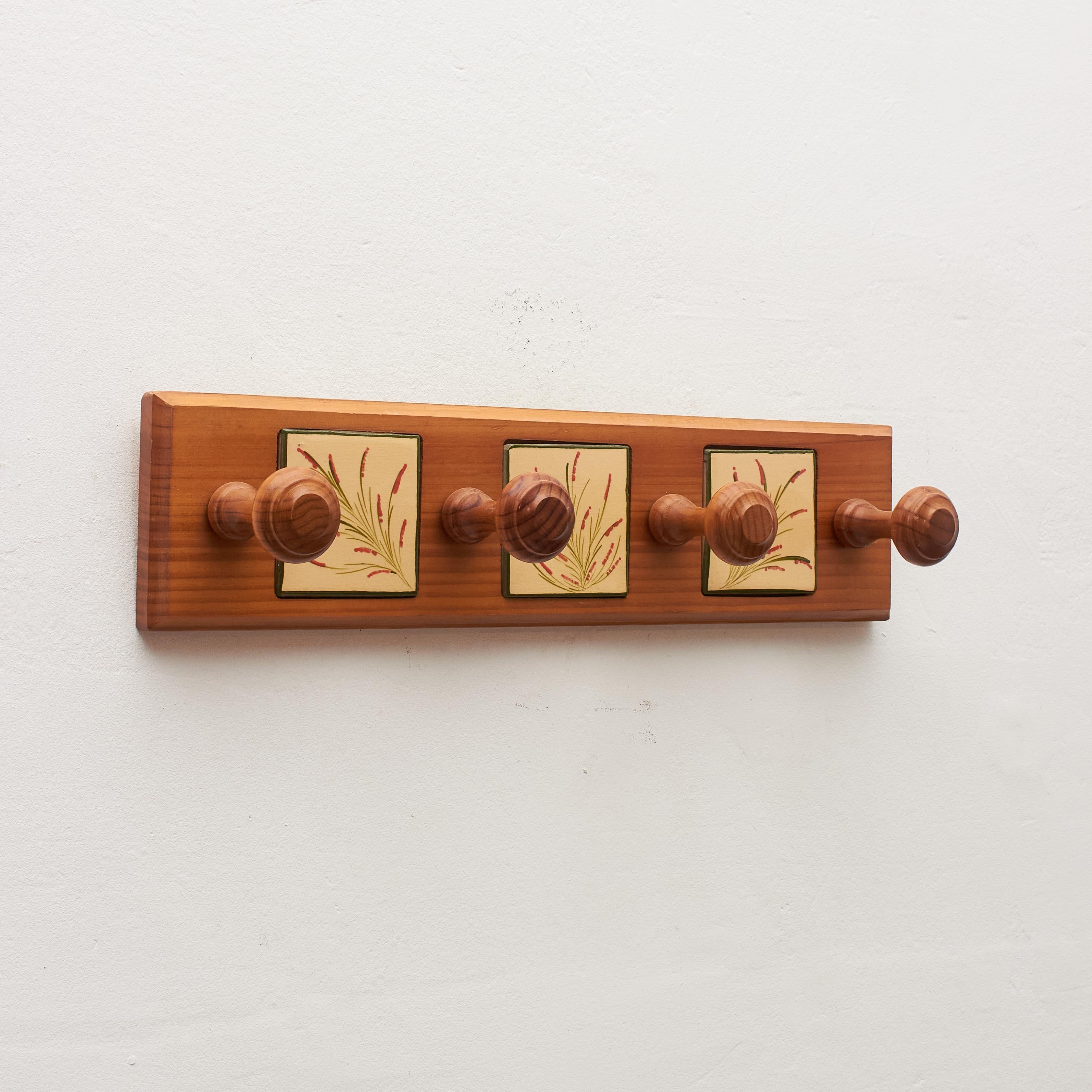 Colgador Vintage 1960 Artista Catalán Diaz Costa Cerámica Pintada a Mano y Madera Español en venta