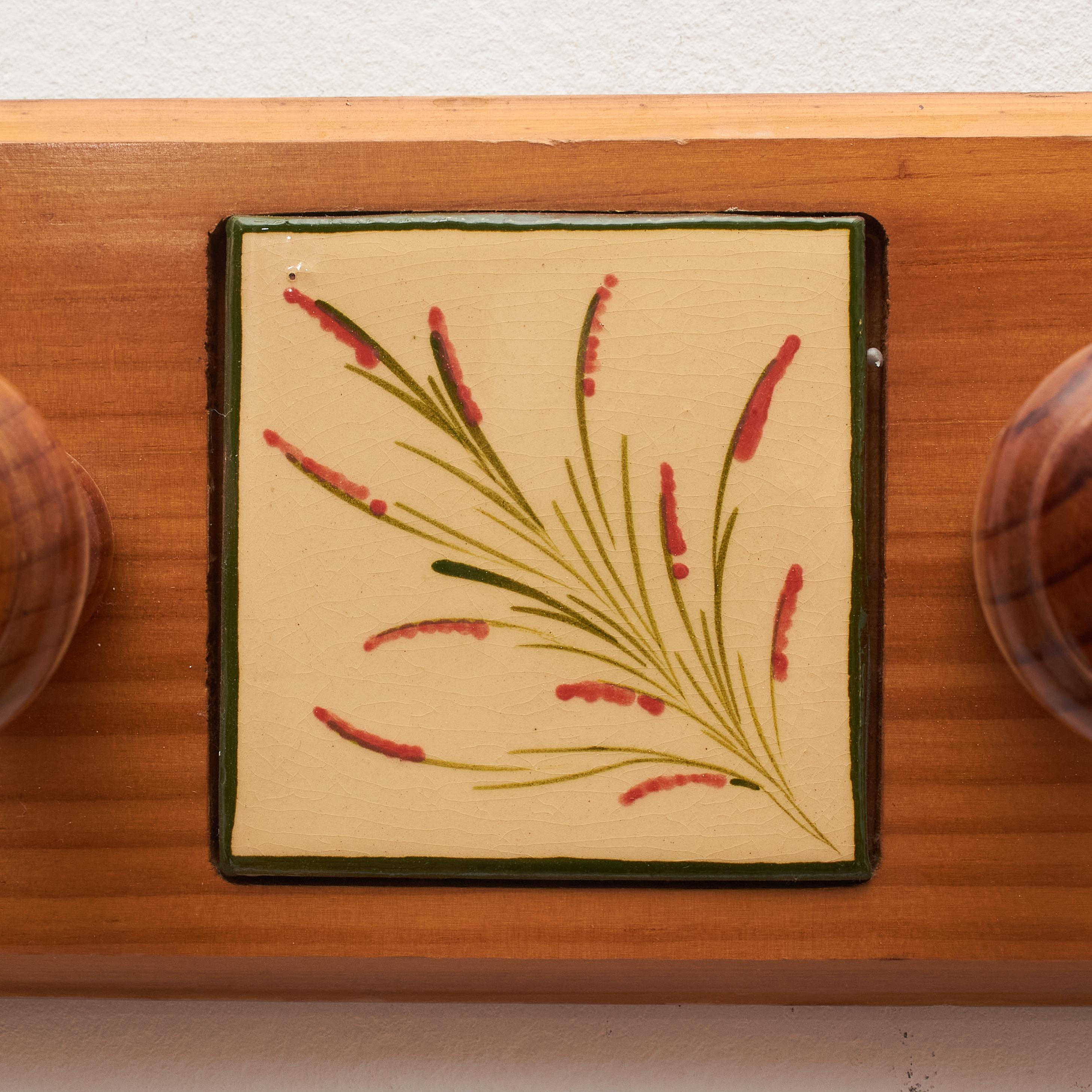 Colgador Vintage 1960 Artista Catalán Diaz Costa Cerámica Pintada a Mano y Madera mediados del siglo XX en venta