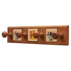 Colgador Vintage 1960 Artista Catalán Diaz Costa Cerámica Pintada a Mano y Madera
