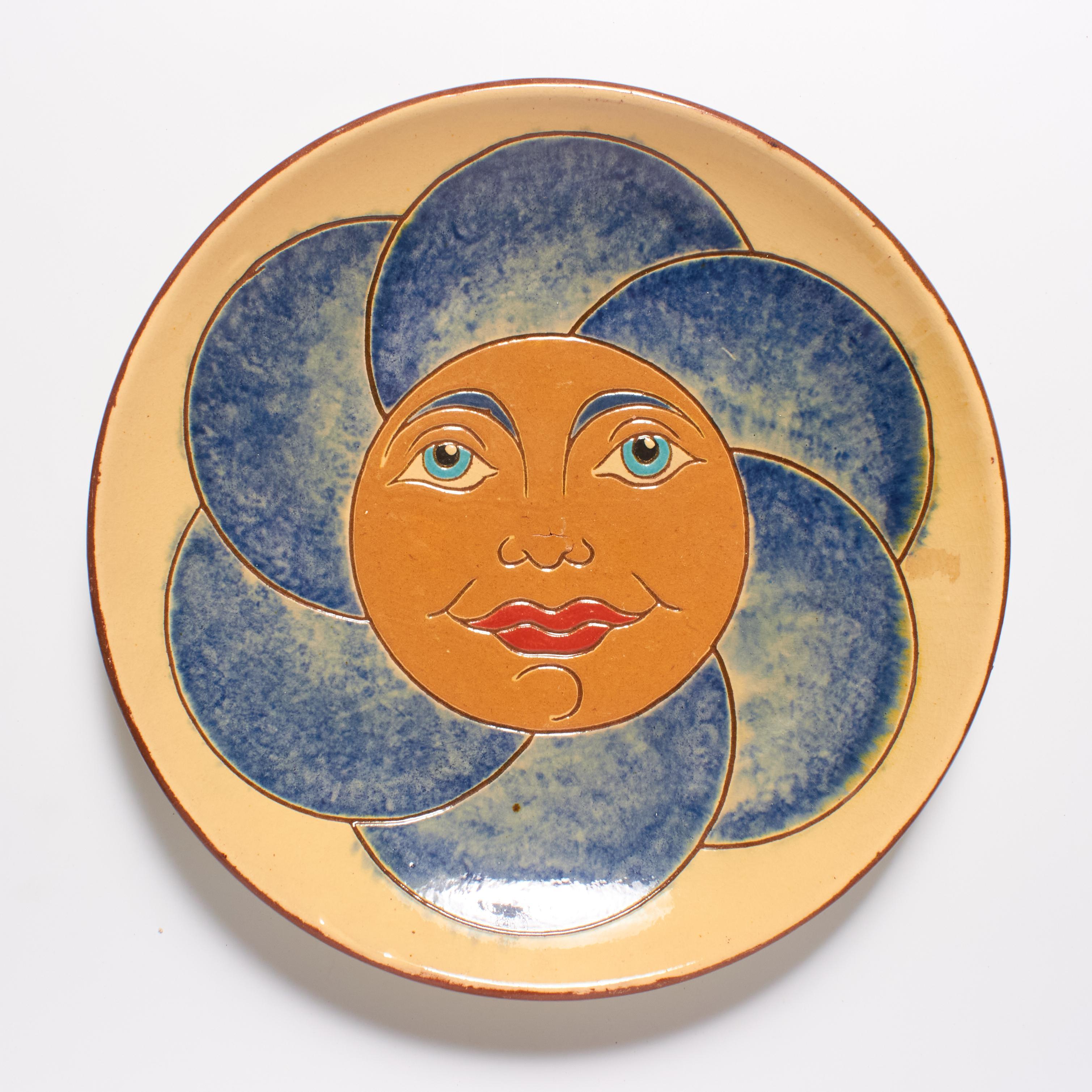Sumérgete en el legado artístico del artista catalán Díaz Costa con nuestra obra de arte vintage de platos de cerámica pintados a mano, de hacia 1960. Esta exquisita pieza capta la esencia del diseño de mediados de siglo, mostrando la artesanía y la