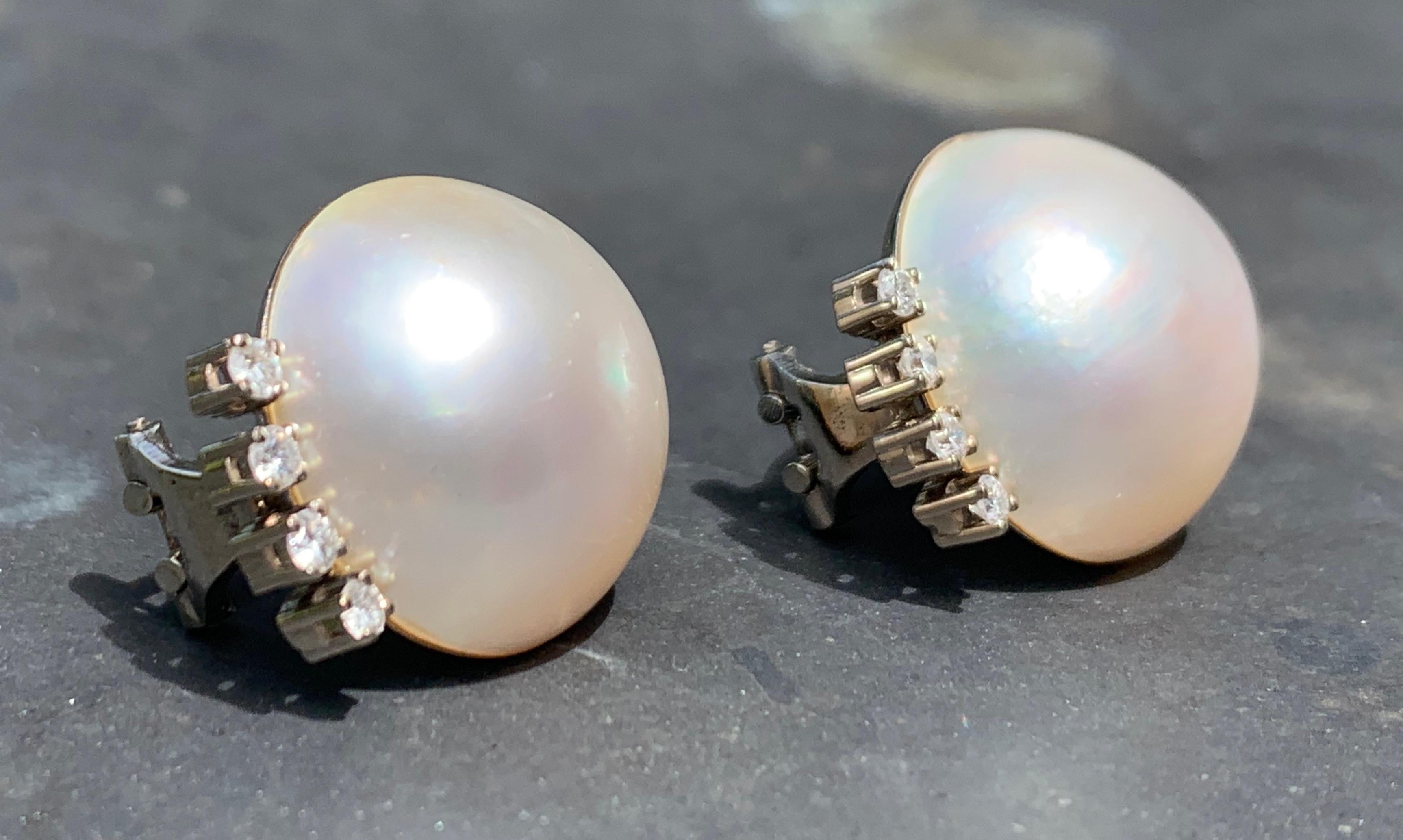 Taille ronde Clips d'oreilles vintage en or blanc 14 carats avec perles Mabé et diamants, années 1960 en vente