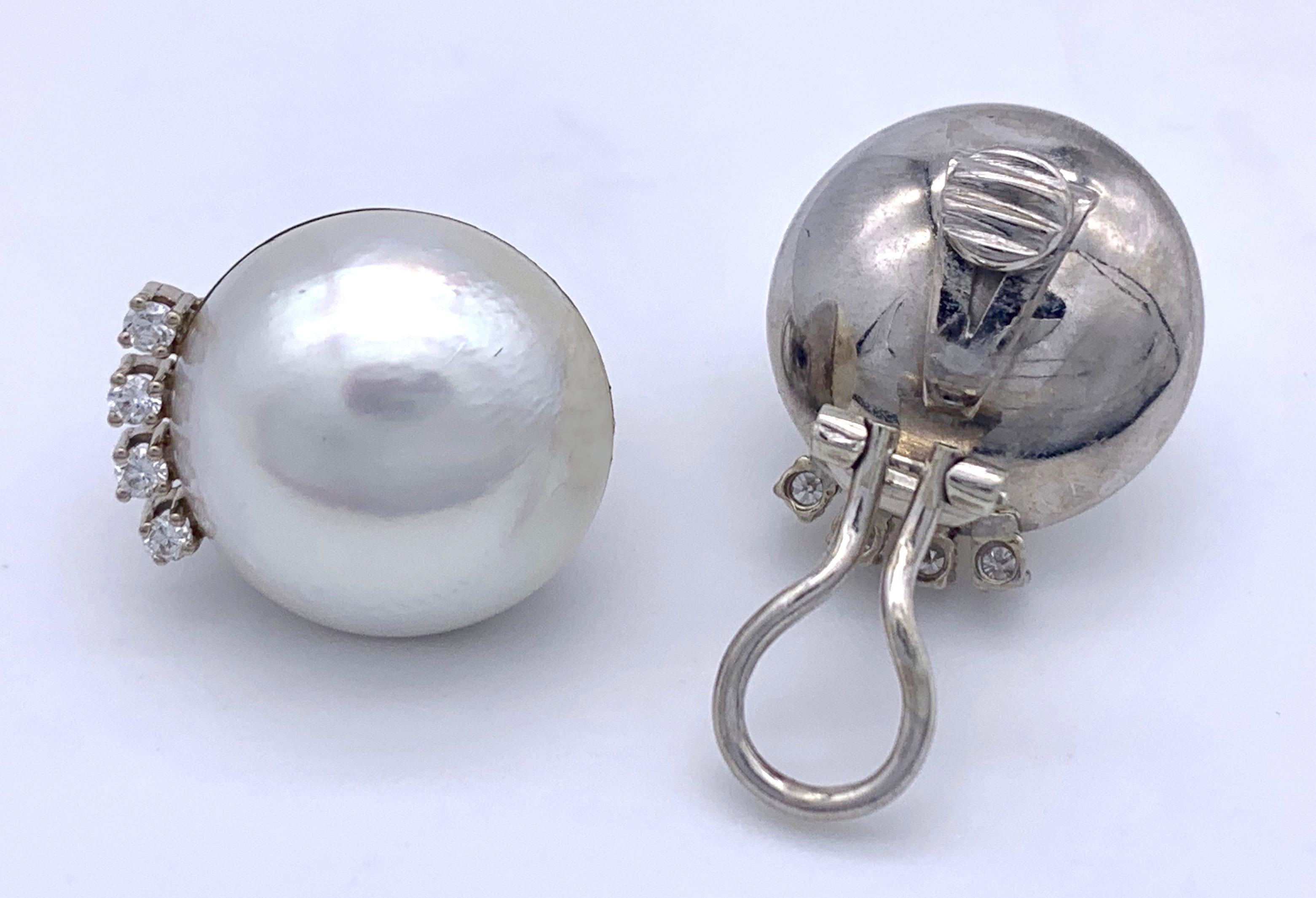Vintage 1960 Mabé Pearl Diamond 14 Carat White Gold Clip-On Earclips For Sale 3