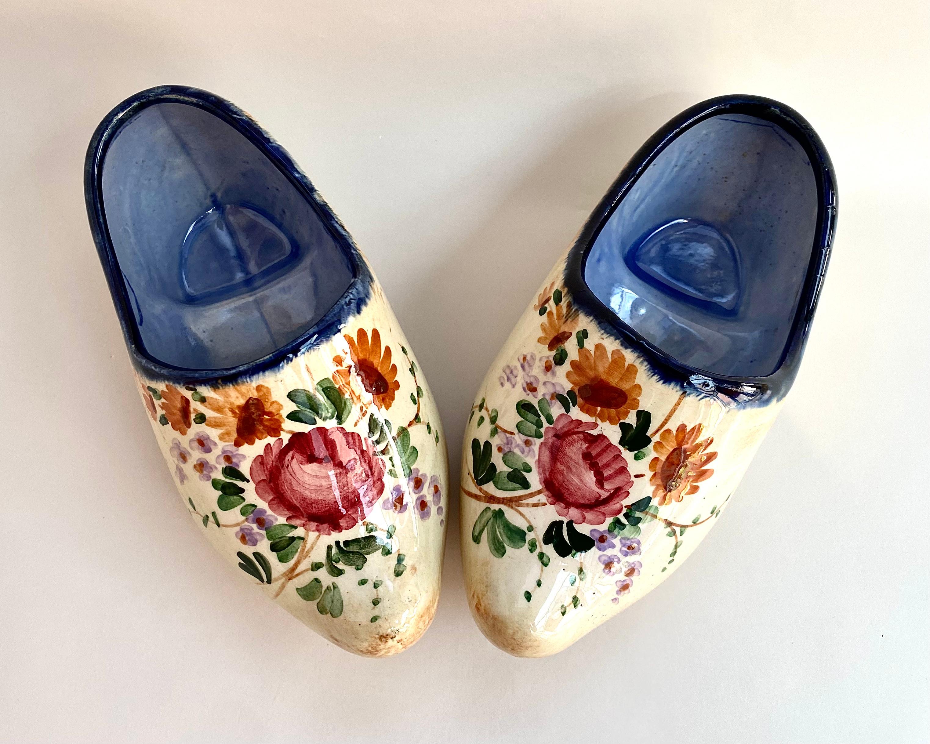 Vintage 1960 Porcelain Decorative Shoes or Trinket Holder, Belgium In Excellent Condition For Sale In Bastogne, BE