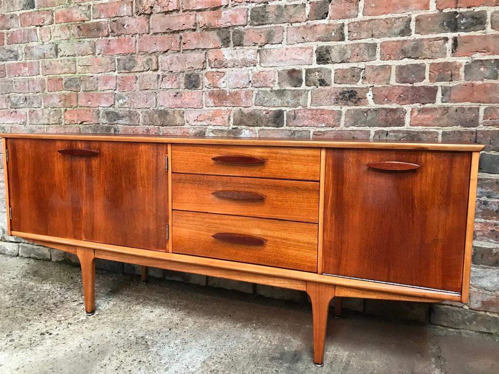 Vintage 1960 Retro Teak Sideboard or Credenza with cocktail cupboard by Jentique In Good Condition For Sale In Markington, GB