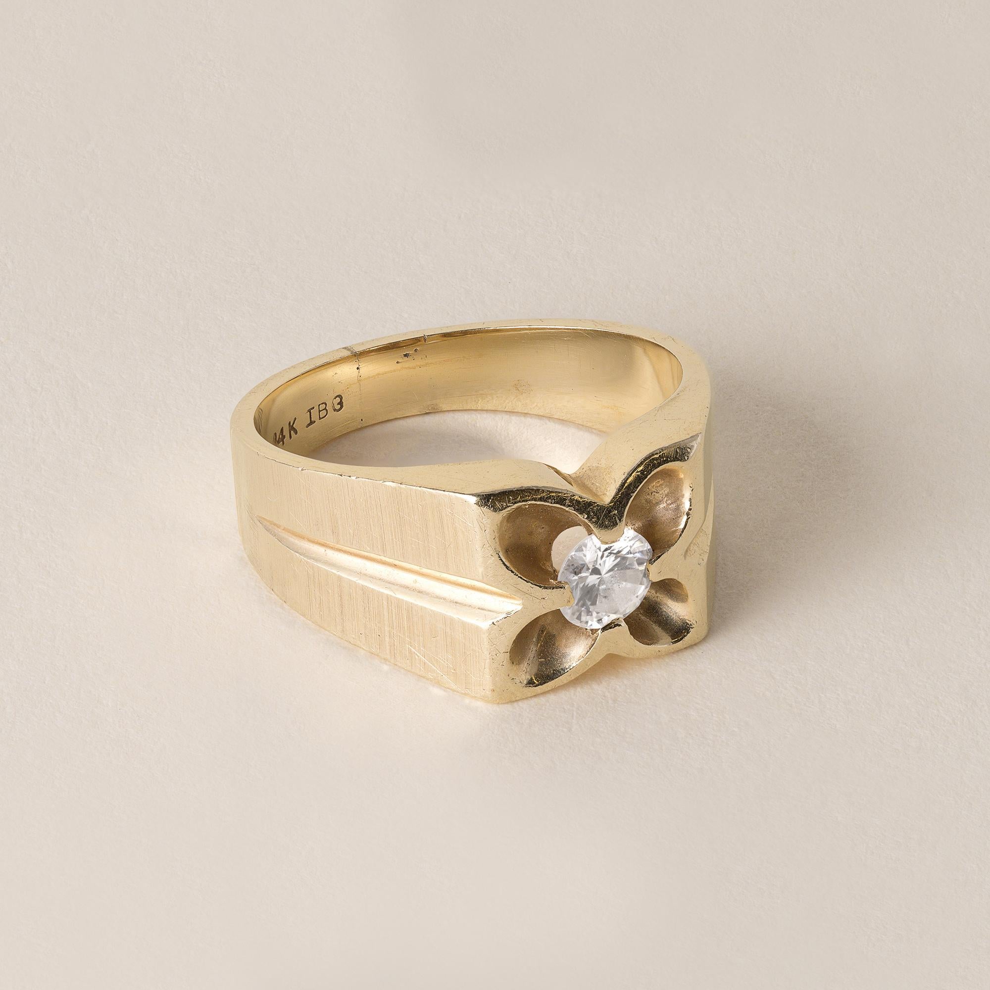 Anello con diamante a trifoglio vintage
0,50 carati di diamante tondo brillante E-F SI1-SI2
Il diamante è incastonato in un classico stile belcher.
Anello misura 11
Una bella sensazione di solidità con un peso di 10,3 grammi
La fascia misura 11,3 mm