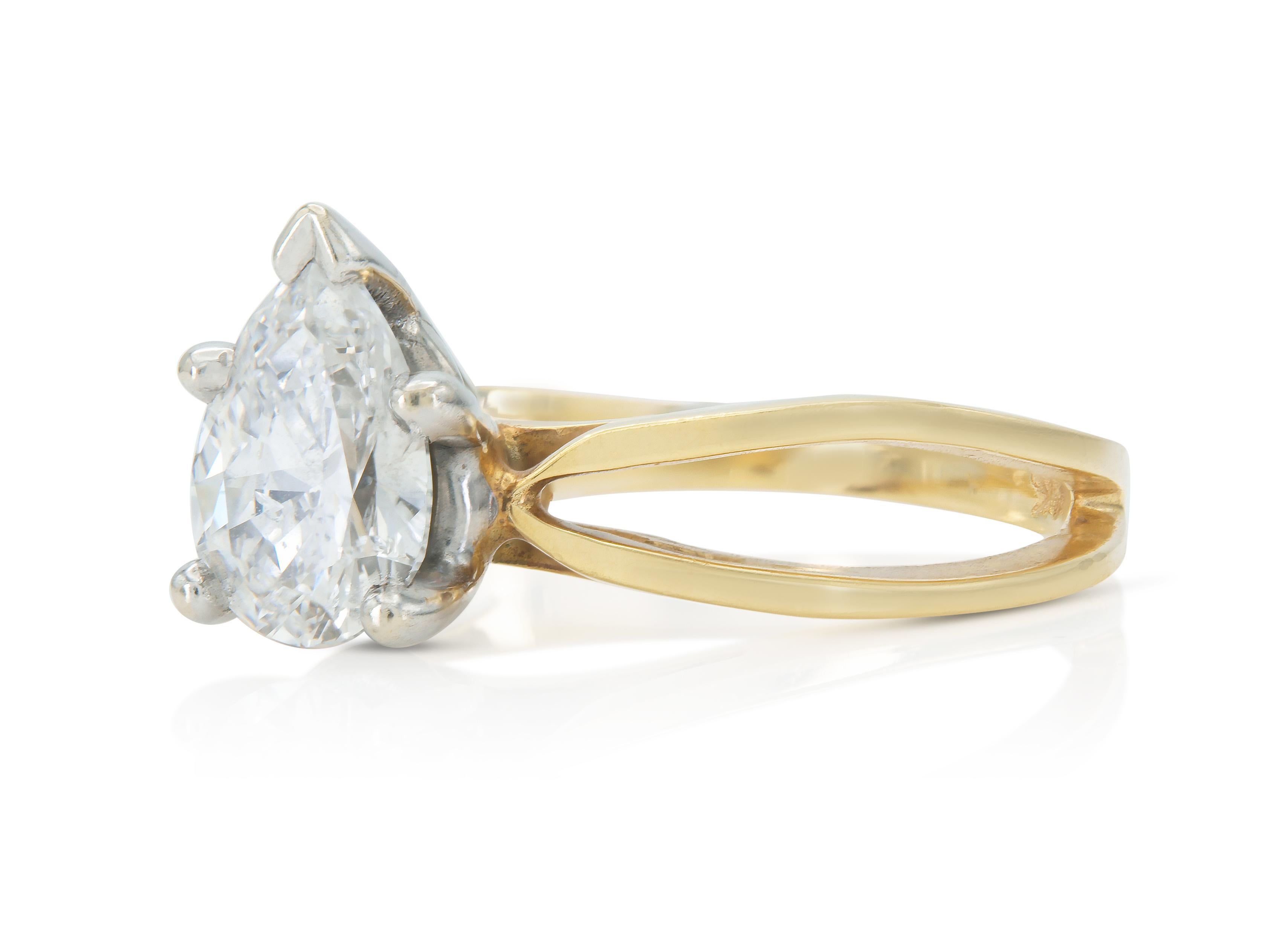 Finemente realizzato in oro giallo 14k e platino con un diamante centrale a forma di pera del peso di 0,87 carati, colore E-F, purezza SI1-SI2.
Circa anni '60
Dimensione 5 1/1, ridimensionabile