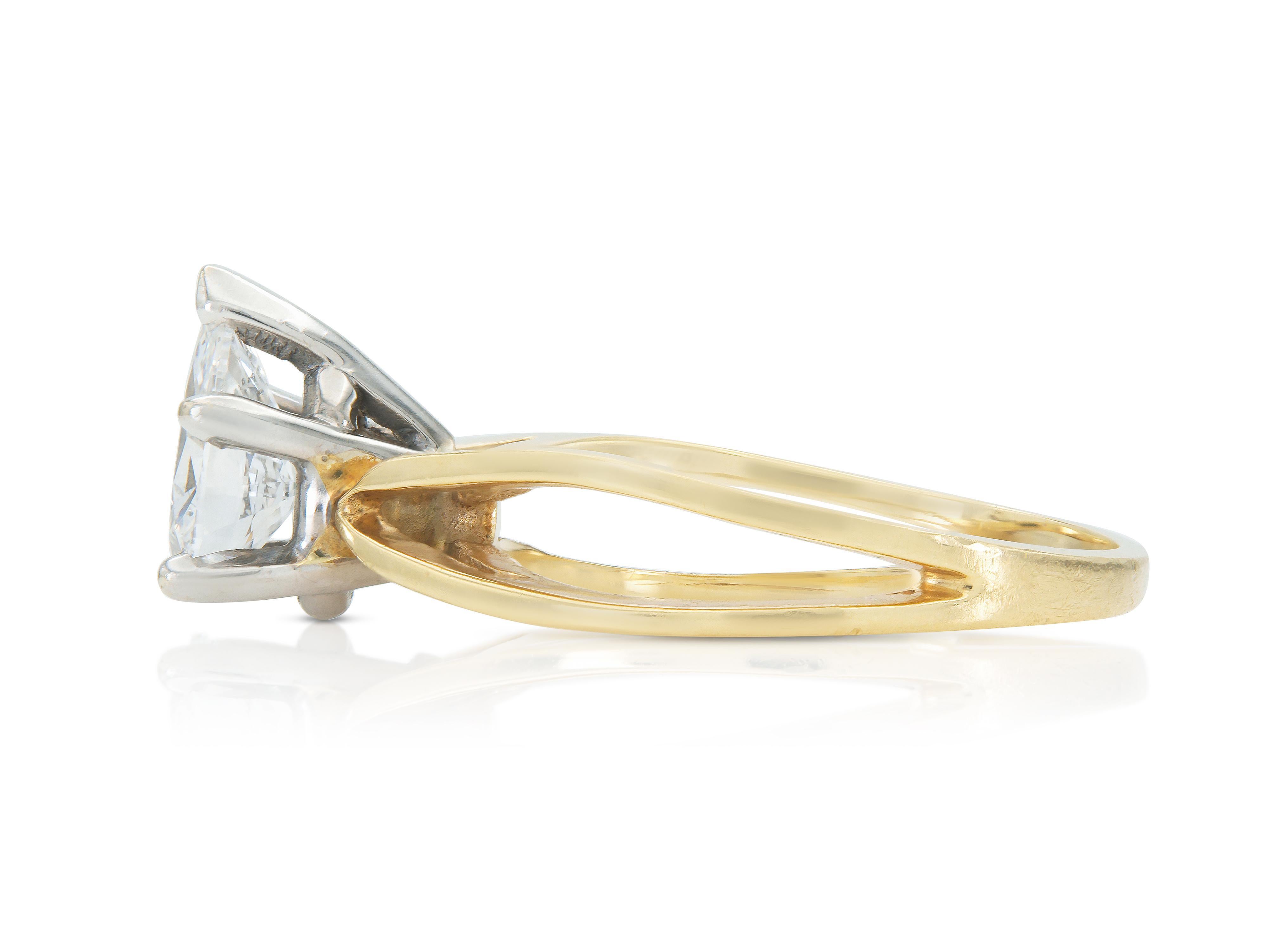 Taglio a goccia Anello di fidanzamento vintage del 1960 con diamante a forma di pera da 0,87 carati in vendita