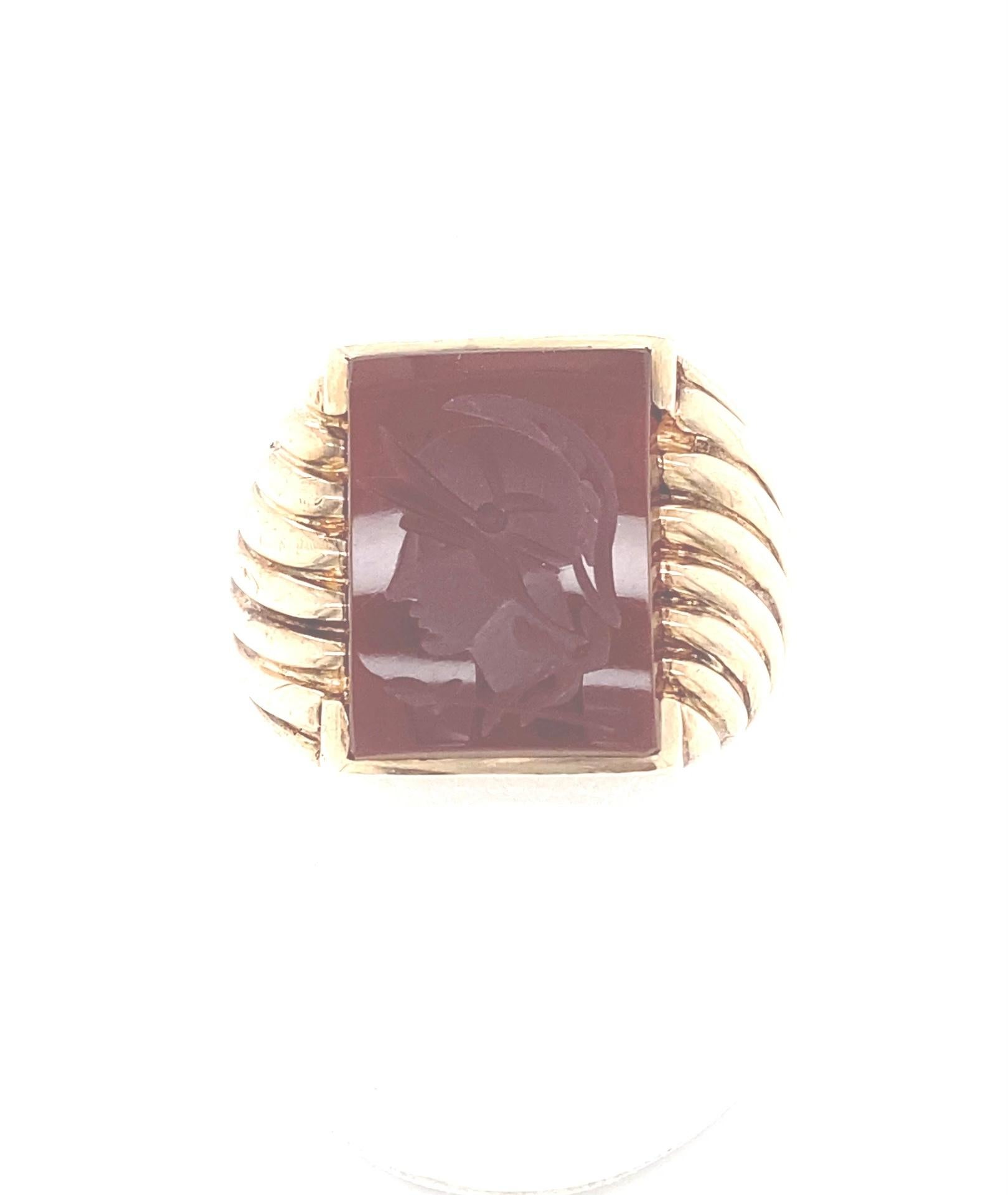 Classical Roman Vintage 1960s 10 Karat Yellow Gold Carnelian Intaglio Ring For Sale