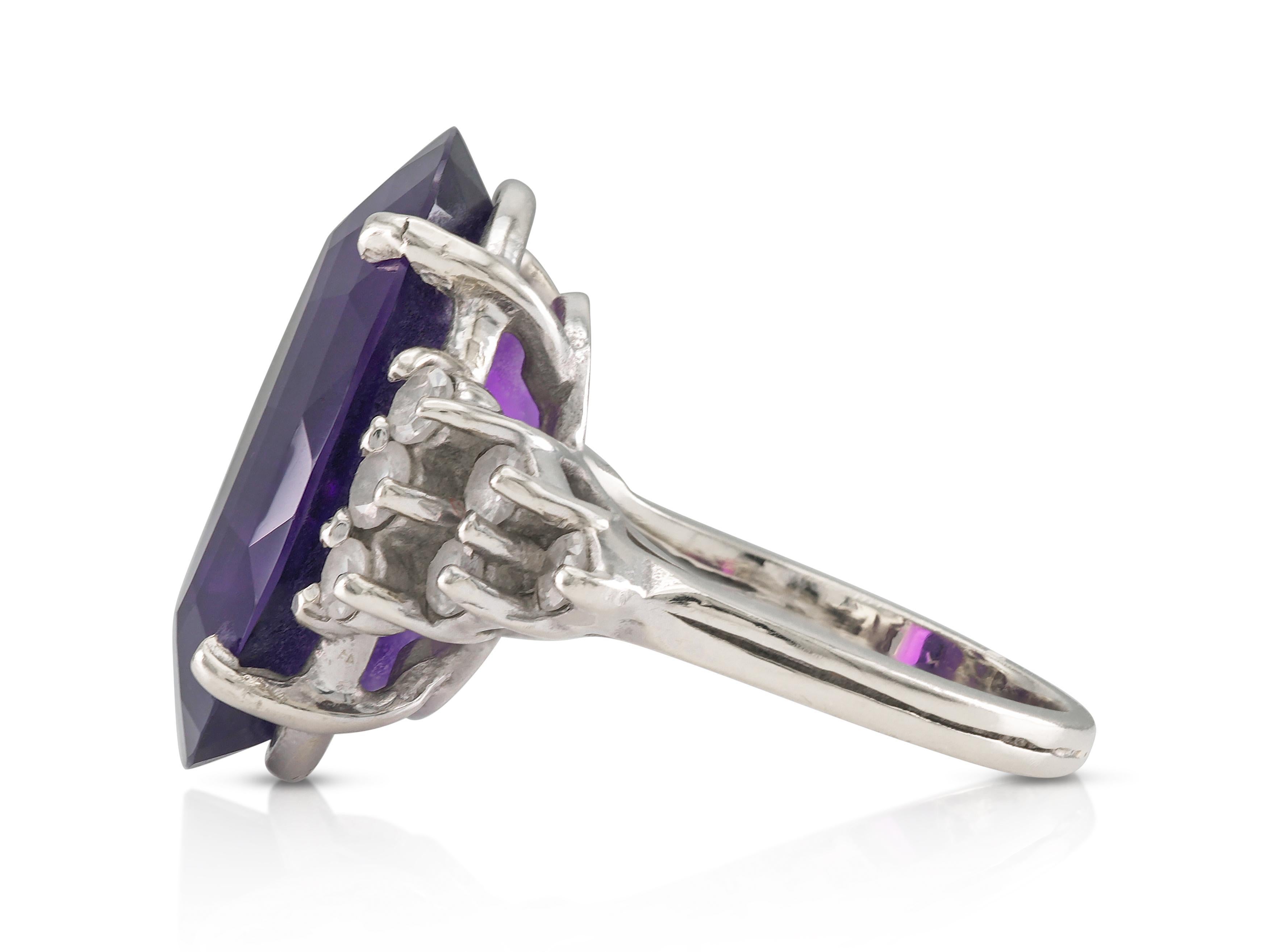 Vintage 1960s 10.00 Carat Amethyst Ring with Diamonds (Ovalschliff) im Angebot