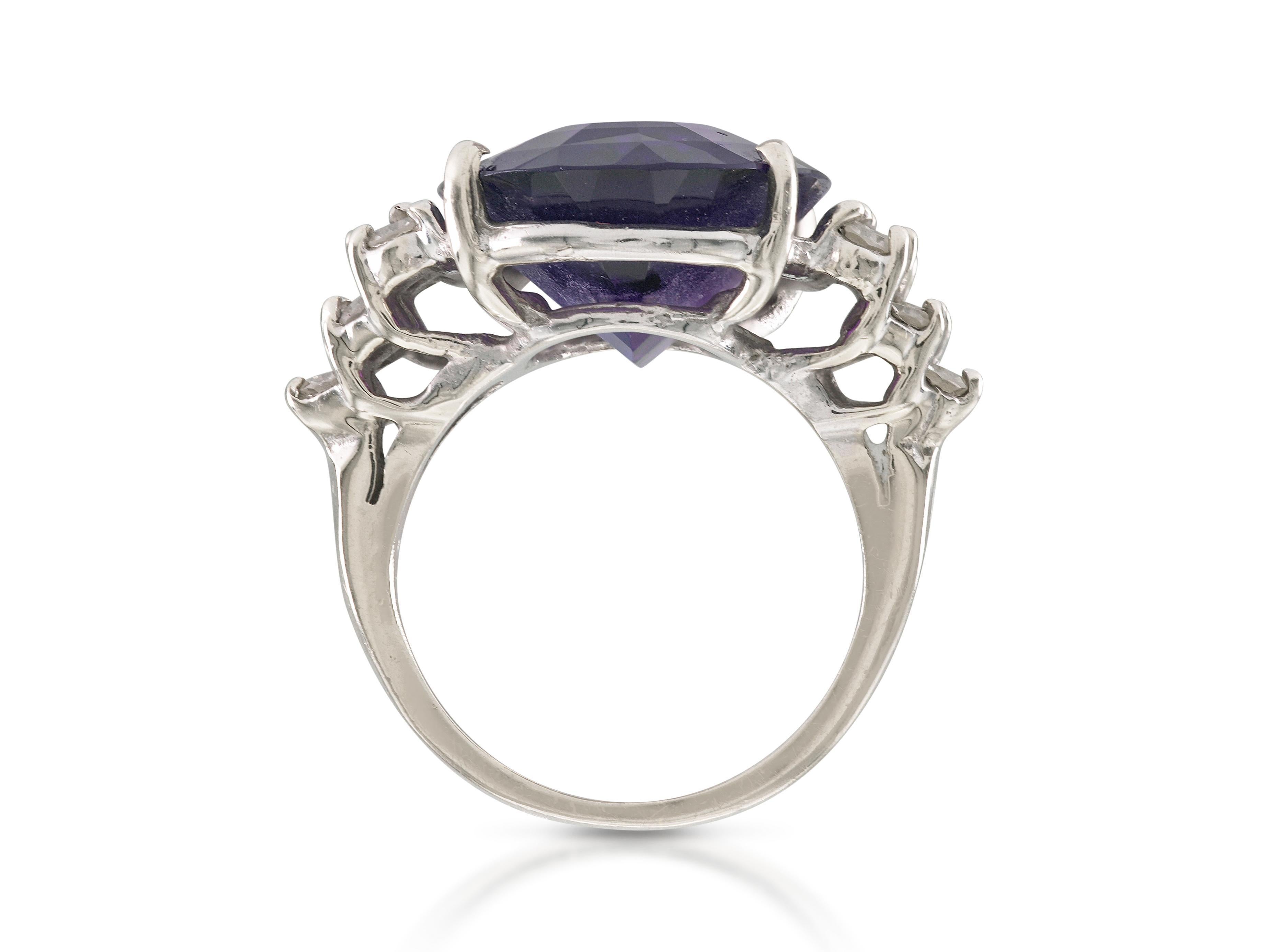 Vintage 1960s 10.00 Carat Amethyst Ring with Diamonds im Zustand „Gut“ im Angebot in New York, NY