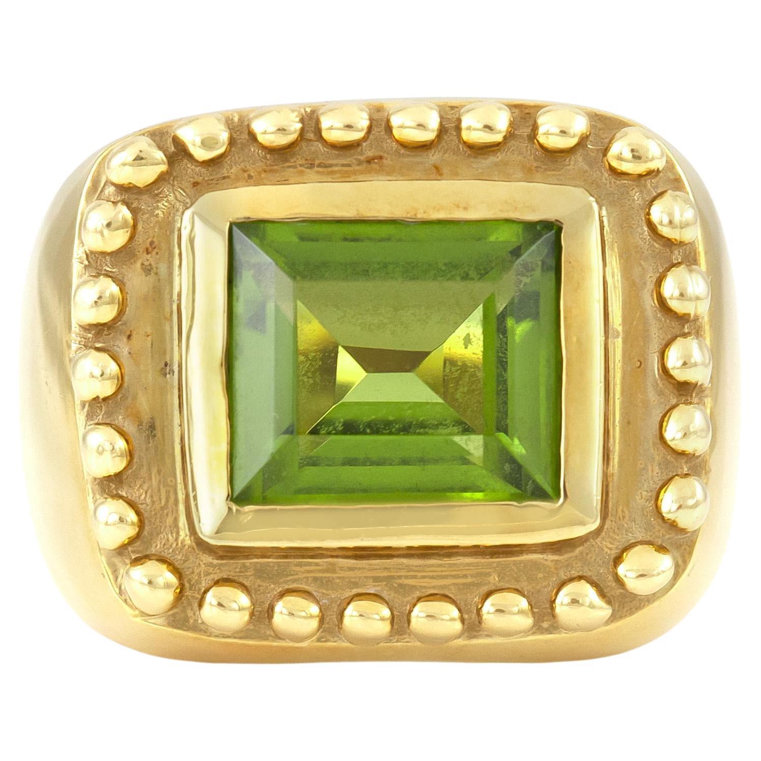 Vintage 1960s 10.00 Carat Peridot and Gold Ring For Sale
