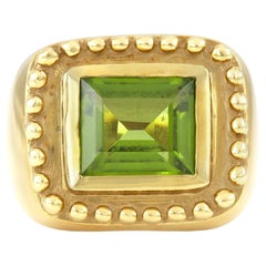 Vintage 1960s 10.00 Carat Peridot and Gold Ring