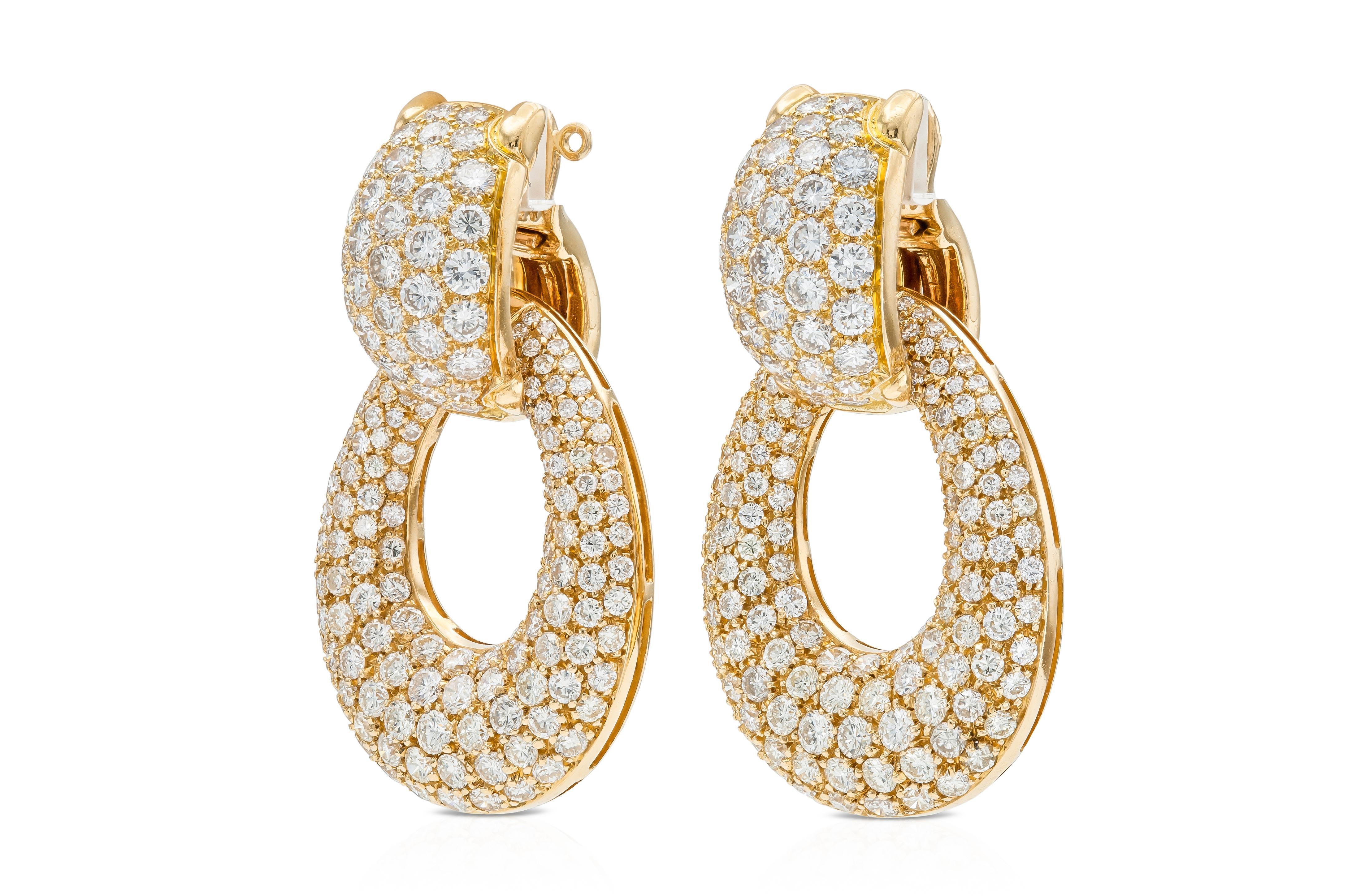 Finamente elaborada en oro amarillo de 18 quilates con diamantes talla brillante redonda que pesan aproximadamente un total de 12,00 quilates.
Alrededor de 1960
Fabricado en Francia
aldabas desmontables de 5/8 pulgadas + 1 1/8 pulgadas