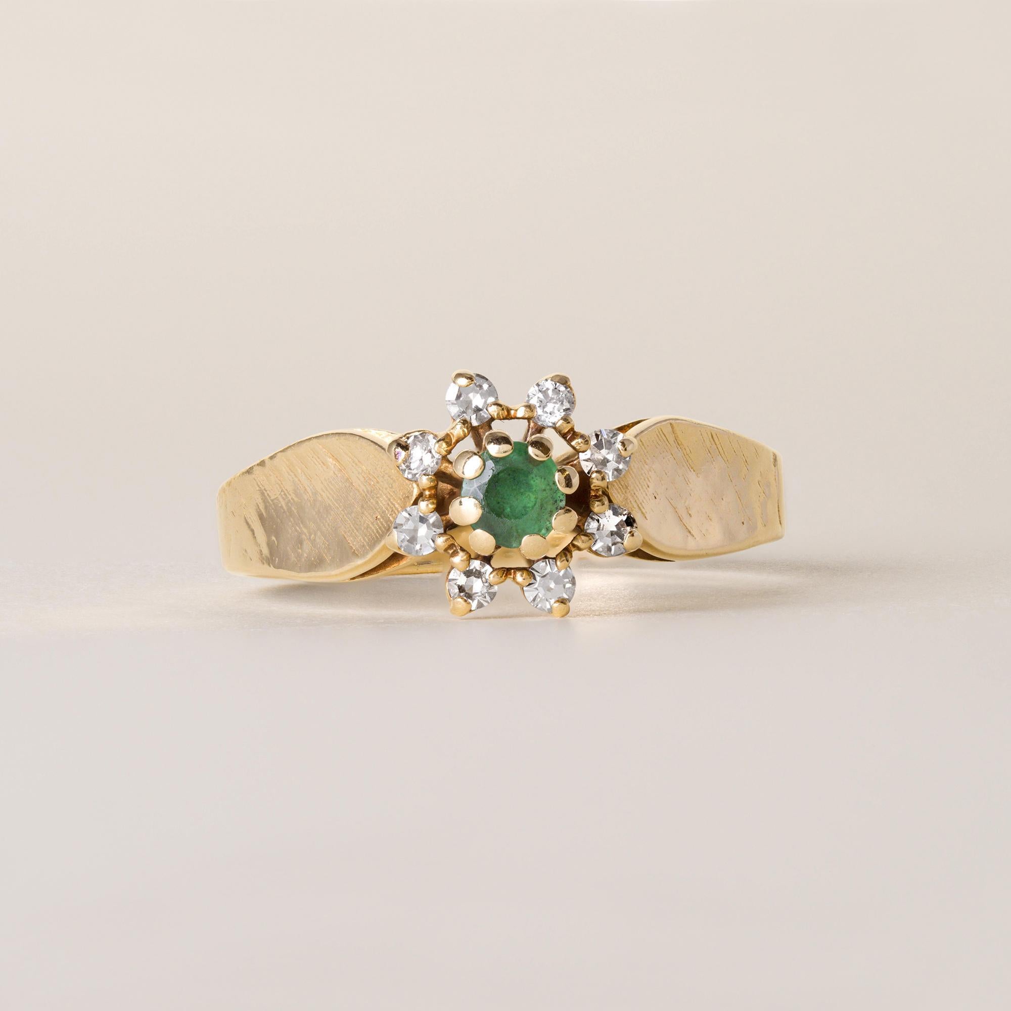 Bague Vintage circa 1960's
1 émeraude verte ronde (4mm) ~0,18 carat
Sertissage à 8 branches
entouré de 8 diamants taille unique pesant ~0,15 carats
G-H VS-SI
4,2 grammes, tous les poinçons sont estampillés dans la tige
Bague taille 8.75
Détail