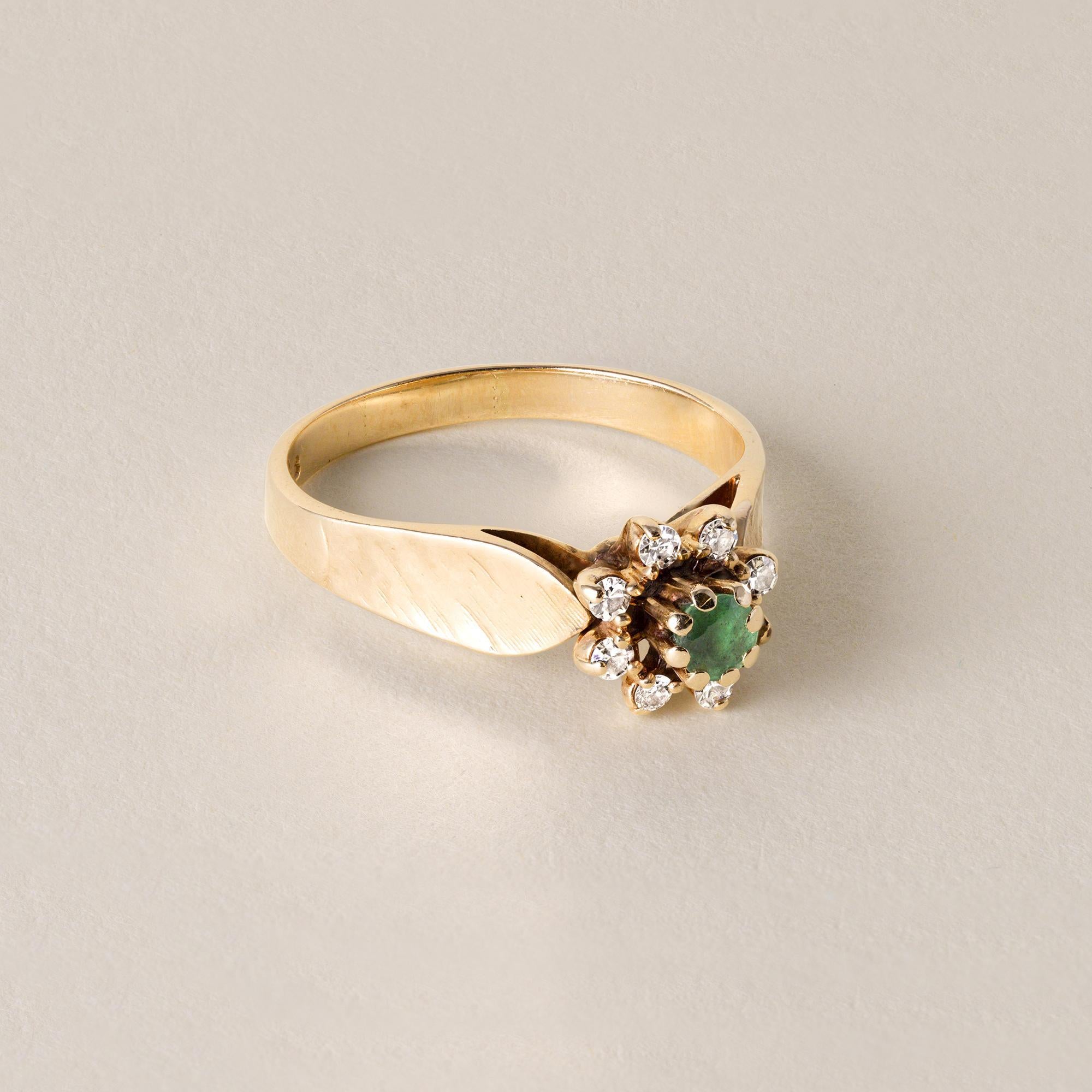 Contemporain Vintage 1960's 14 Karat Gold Emerald and Diamond Floral Cocktail Ring en vente