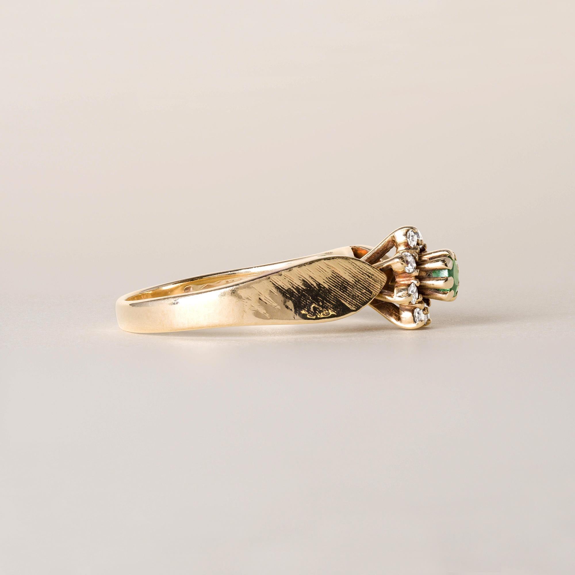 Taille ronde Vintage 1960's 14 Karat Gold Emerald and Diamond Floral Cocktail Ring en vente