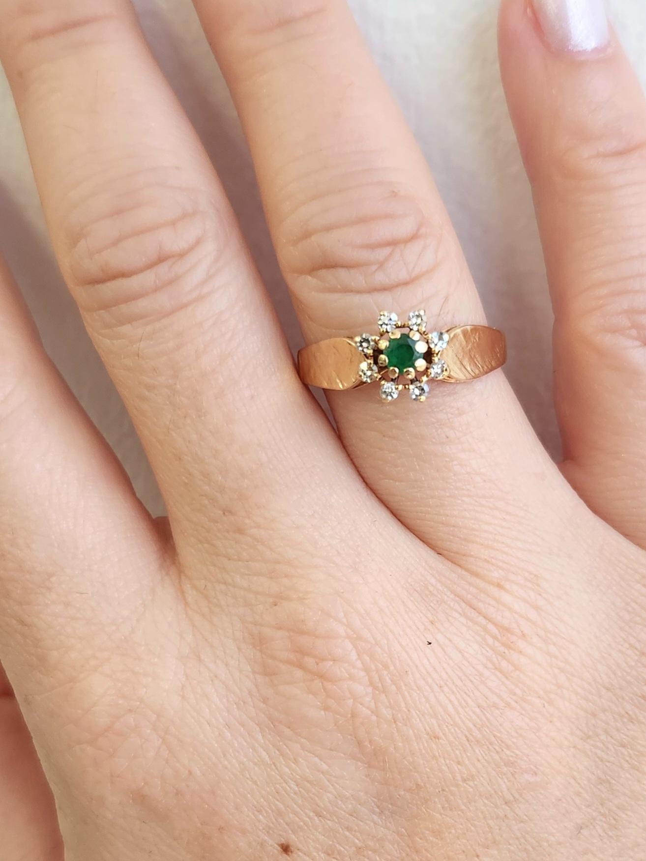 Vintage 1960's 14 Karat Gold Emerald and Diamond Floral Cocktail Ring en vente 1