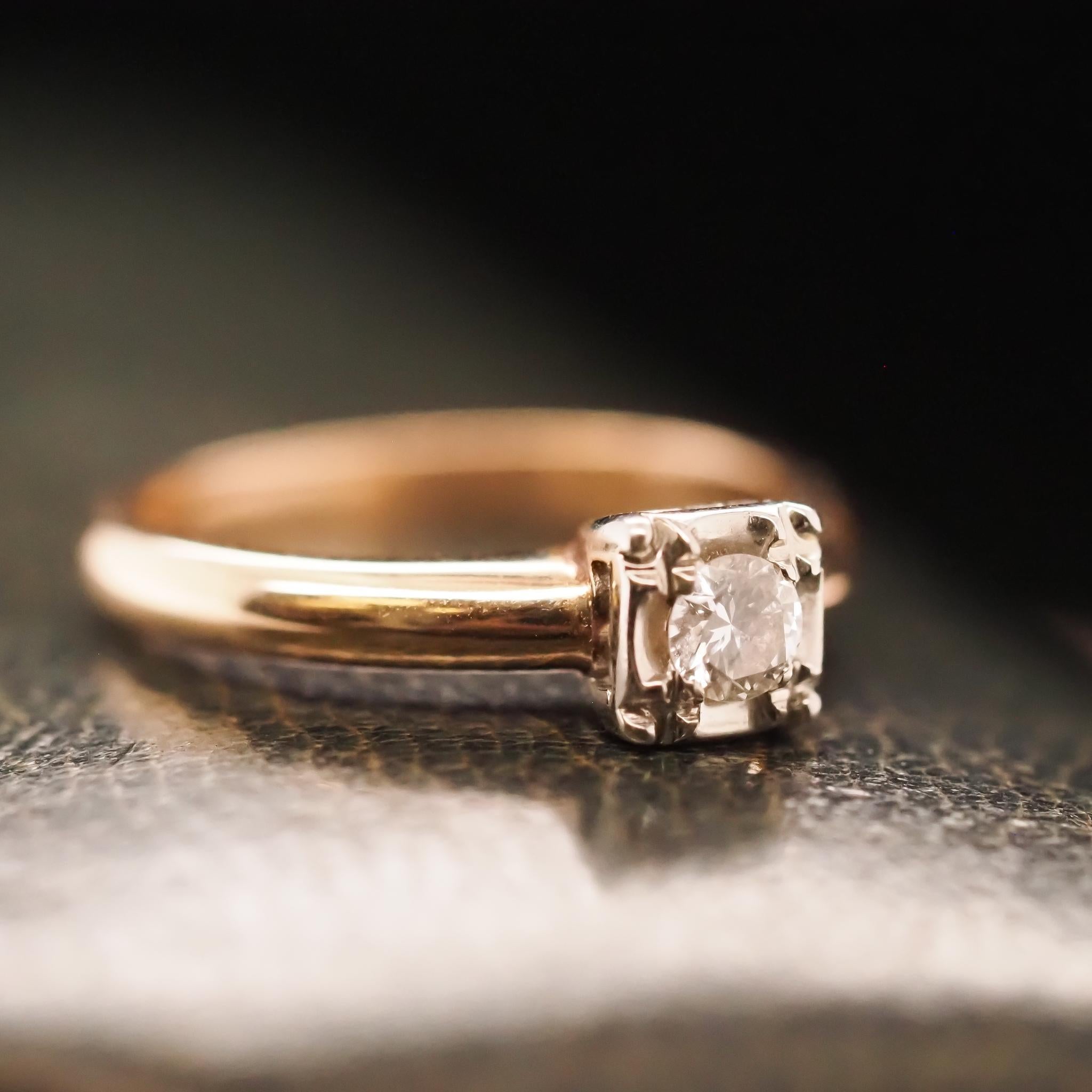 Taille vieille Europe Bague de fiançailles vintage des années 1960 en or jaune 14K avec un diamant de 0,15ct en vente