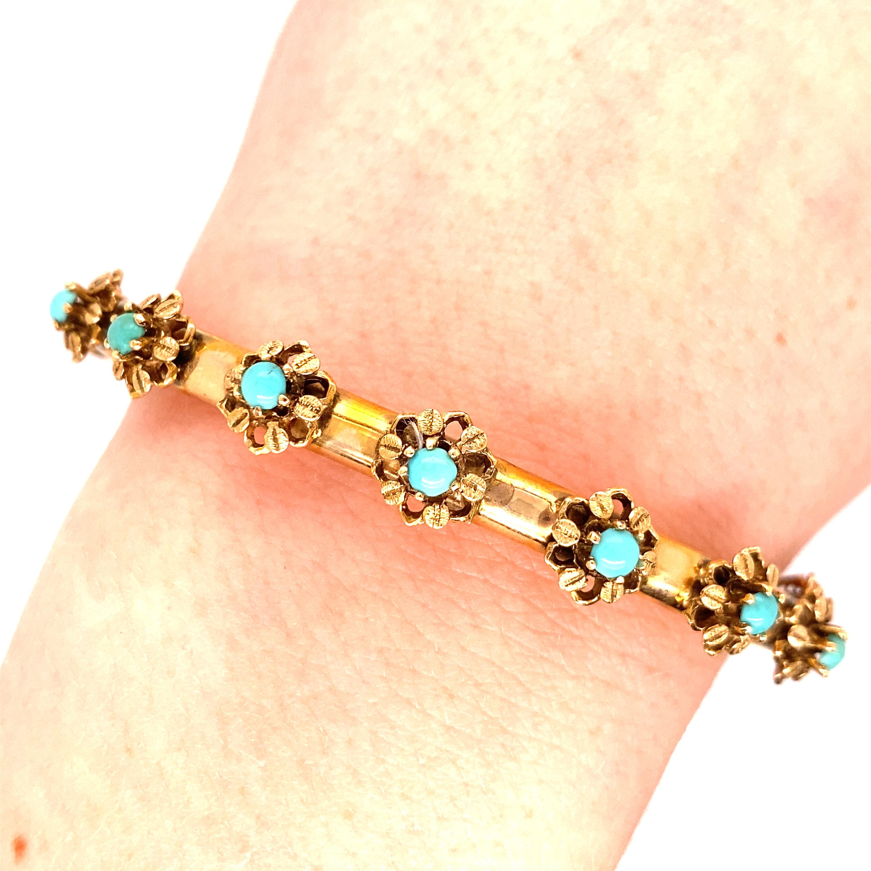 Vintage 1960's 14K Yellow Gold Bangle with Turquoise Stones - Le bangle contient 7 pierres turquoises serties dans 6 têtes de prong avec une base de fleur qui mesurent environ .25 pouces de large. Le diamètre intérieur est de 2 pouces de haut par