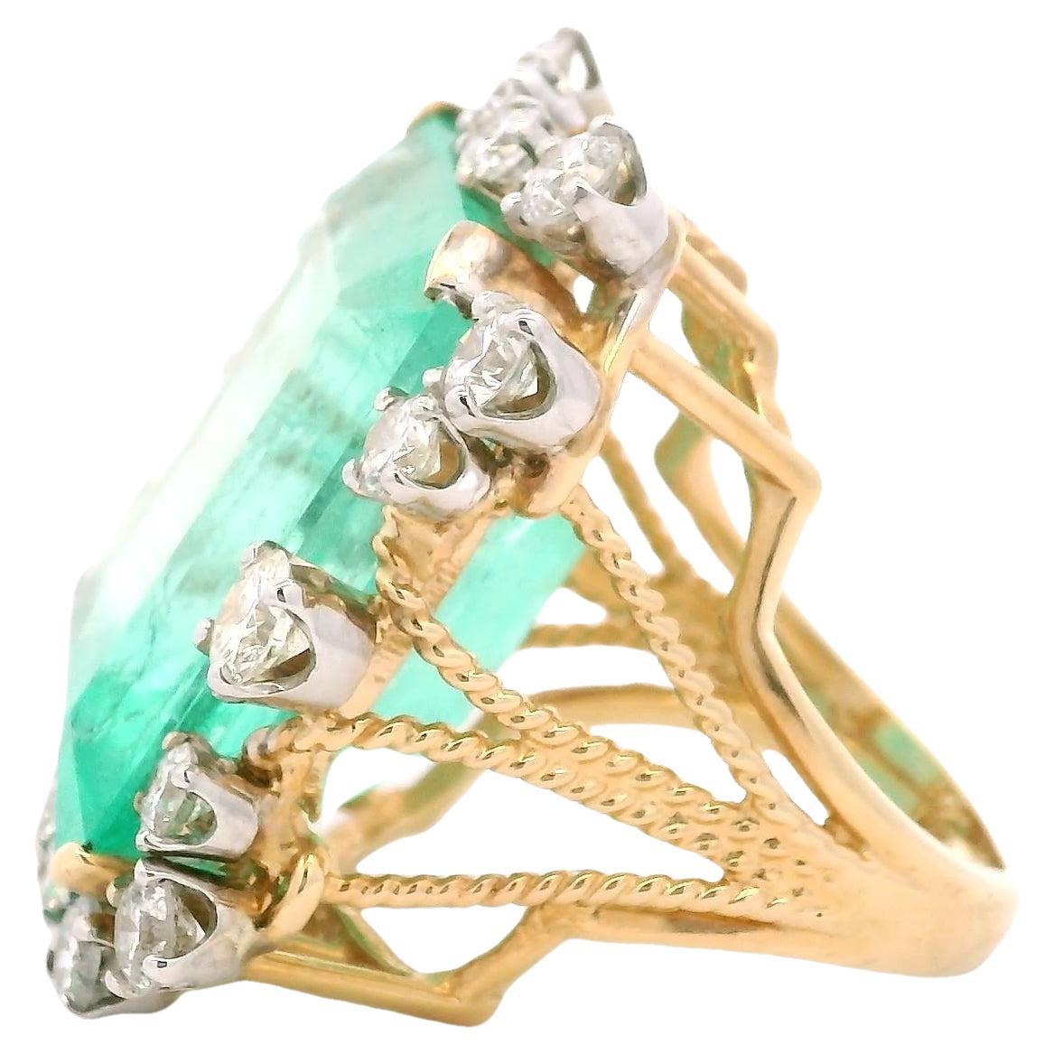 Uno straordinario anello vintage degli anni '60, con un magnifico smeraldo colombiano di circa 36,42 carati. Tagliata in un'audace forma di smeraldo, la pietra mostra la lussureggiante tonalità verde saturo e le inclusioni naturali caratteristiche