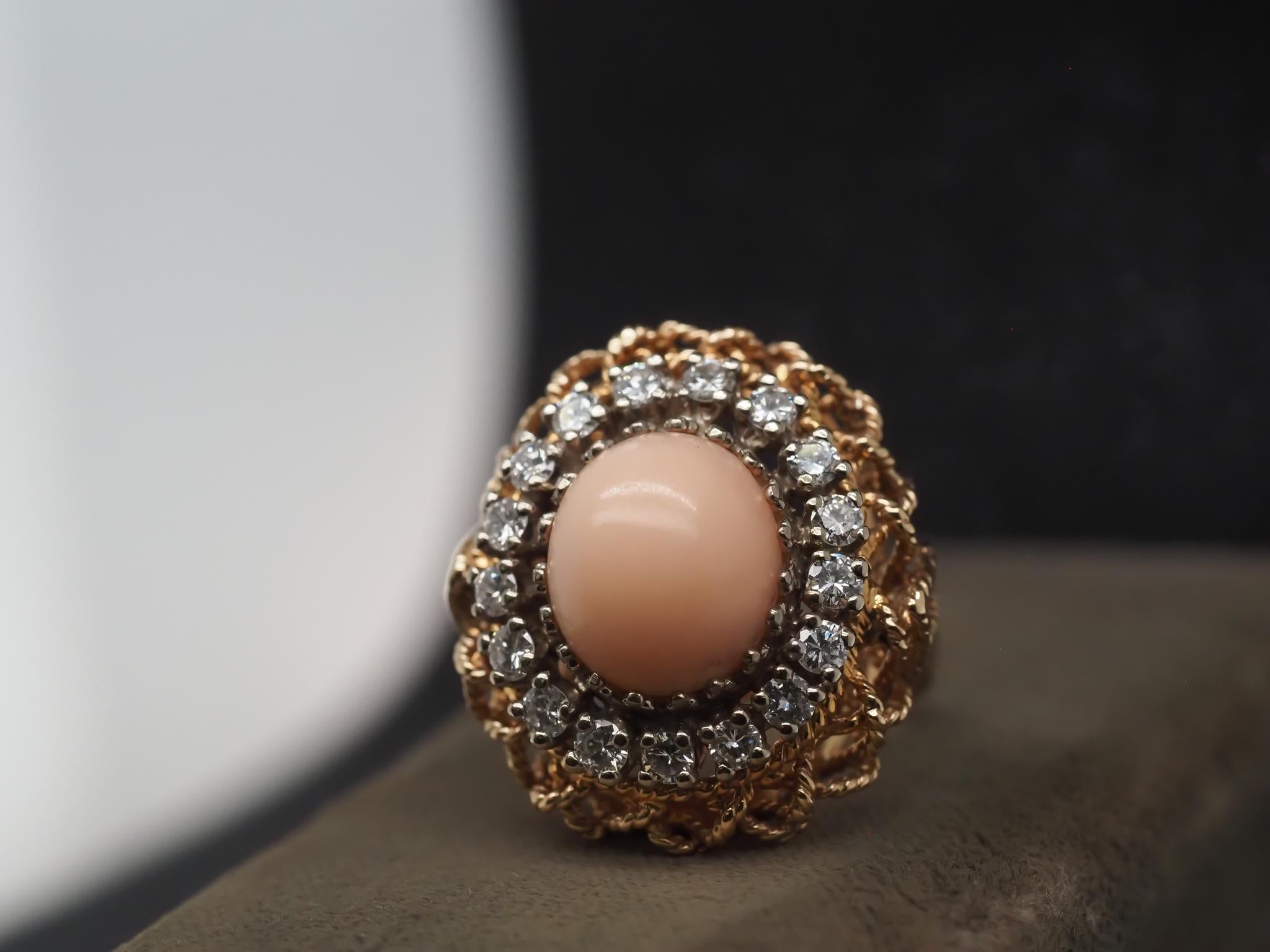 Vintage 1960er Jahre 14K Gelbgold Koralle und Diamant Cocktail-Ring im Zustand „Gut“ im Angebot in Hicksville, NY