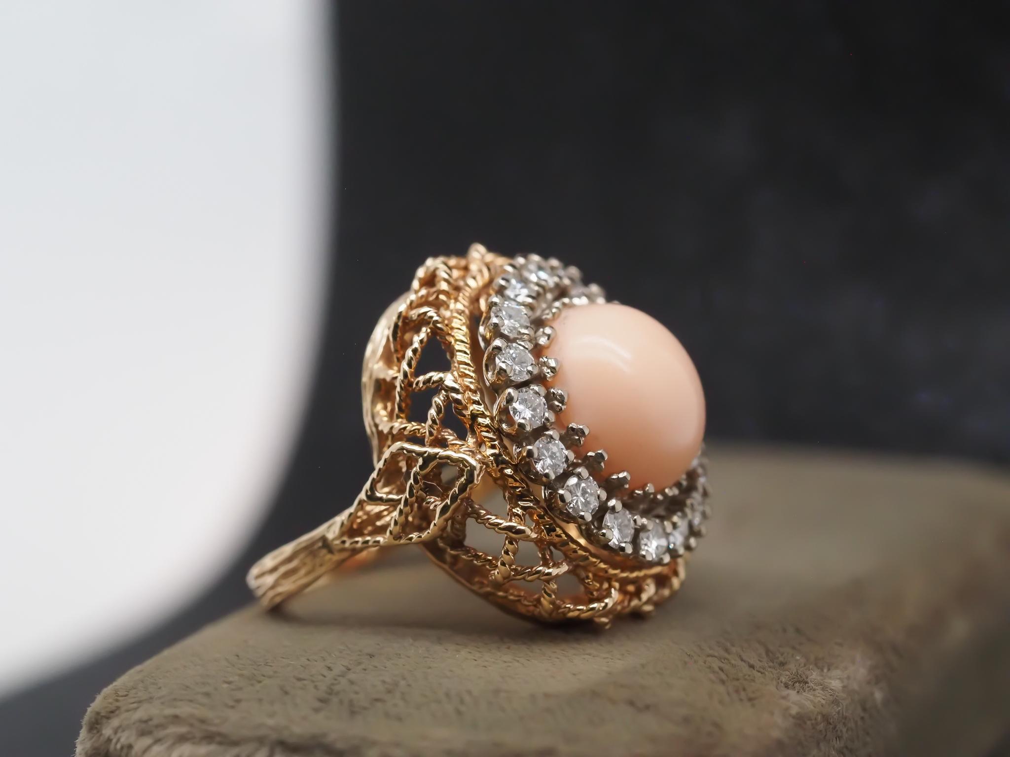 Vintage 1960er Jahre 14K Gelbgold Koralle und Diamant Cocktail-Ring Damen im Angebot