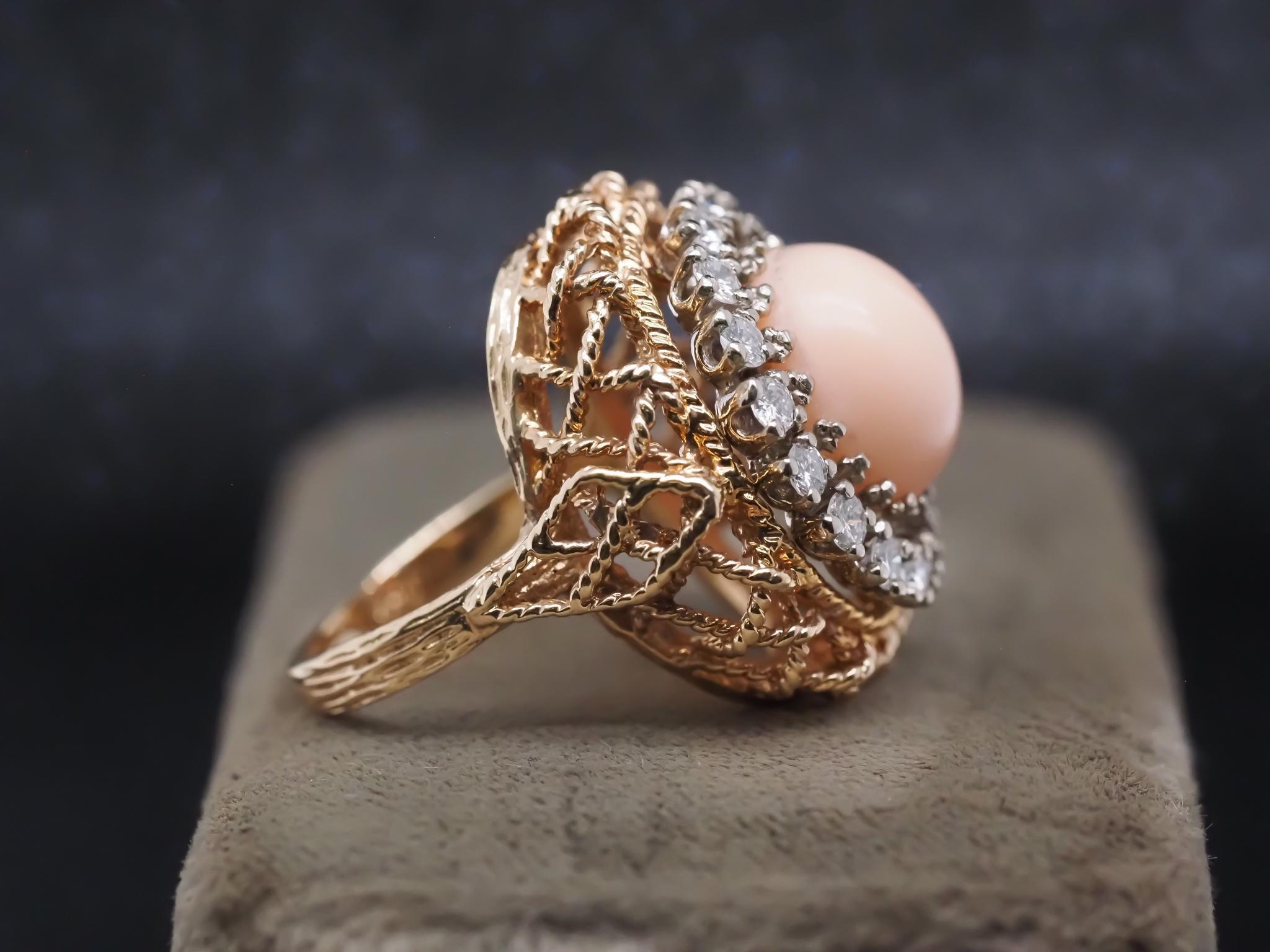 Vintage 1960er Jahre 14K Gelbgold Koralle und Diamant Cocktail-Ring im Angebot 1