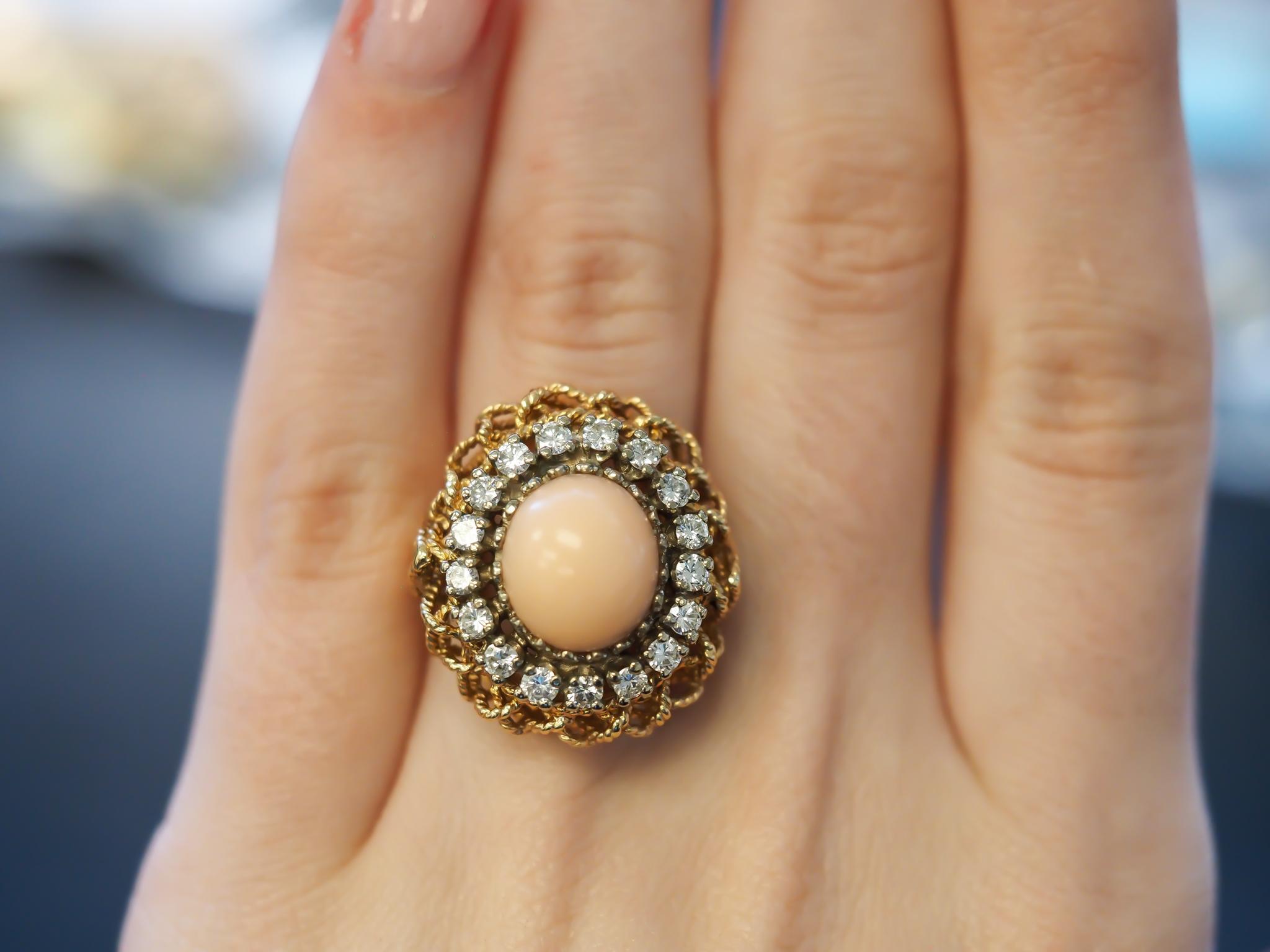 Vintage 1960er Jahre 14K Gelbgold Koralle und Diamant Cocktail-Ring im Angebot 2