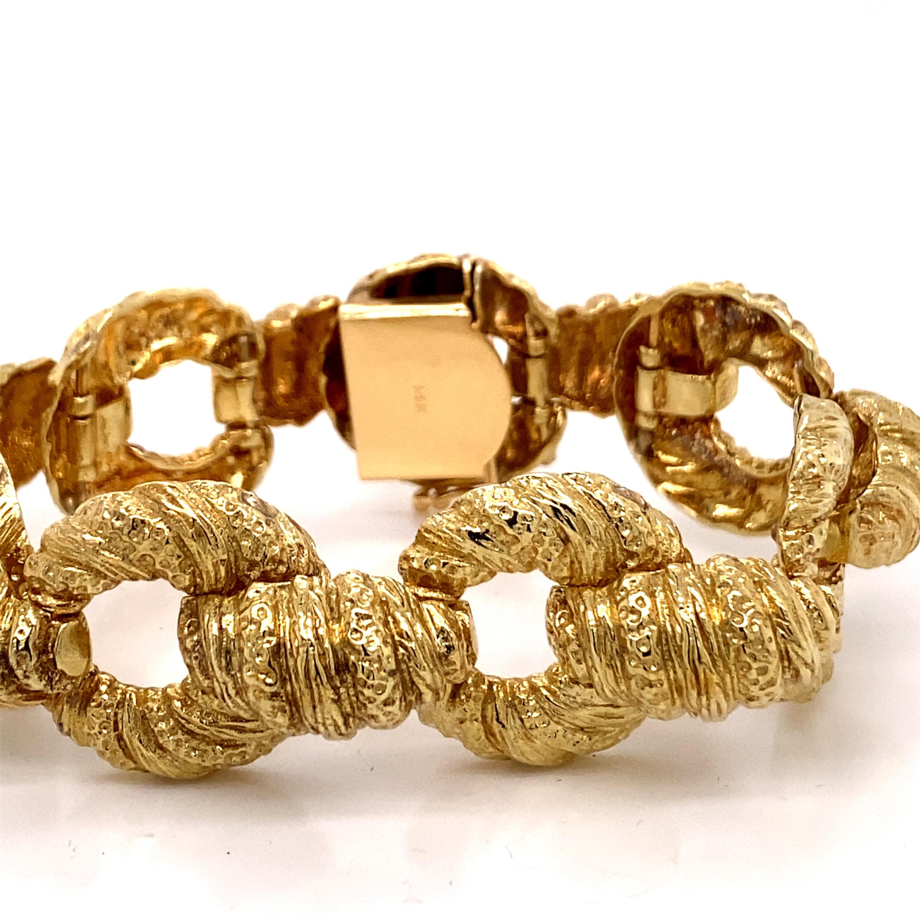 Vintage 1960s 14K Yellow Gold Heavy Link Bracelet - Das Armband ist aus gegossenem massivem Gold Links gemacht und misst 7,25 cm lang und .80 cm breit. Das Armband verfügt über eine verdeckte Schließe mit einer 8er-Sicherung für einen durchgehenden