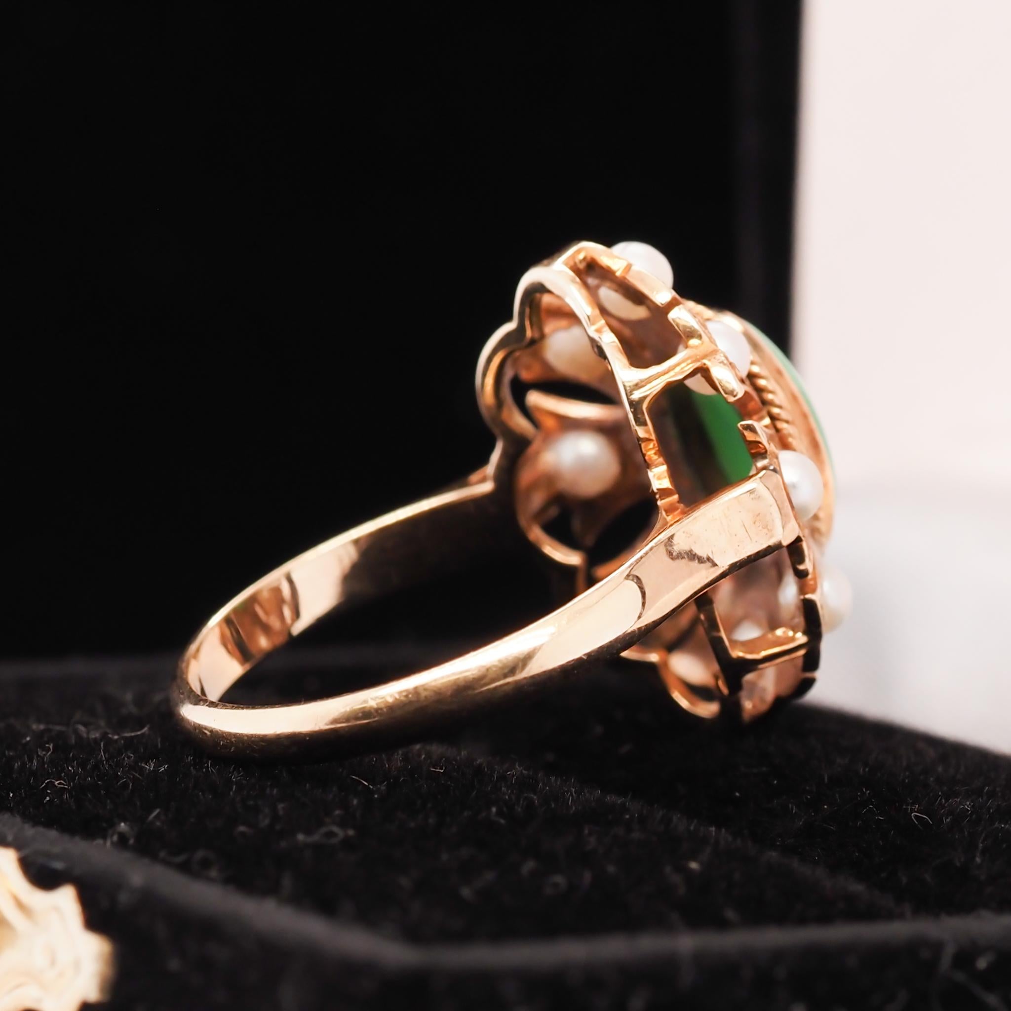 Vintage 1960s 14K Yellow Gold Jade and Pearl Cocktail Ring In Good Condition For Sale In Atlanta, GA