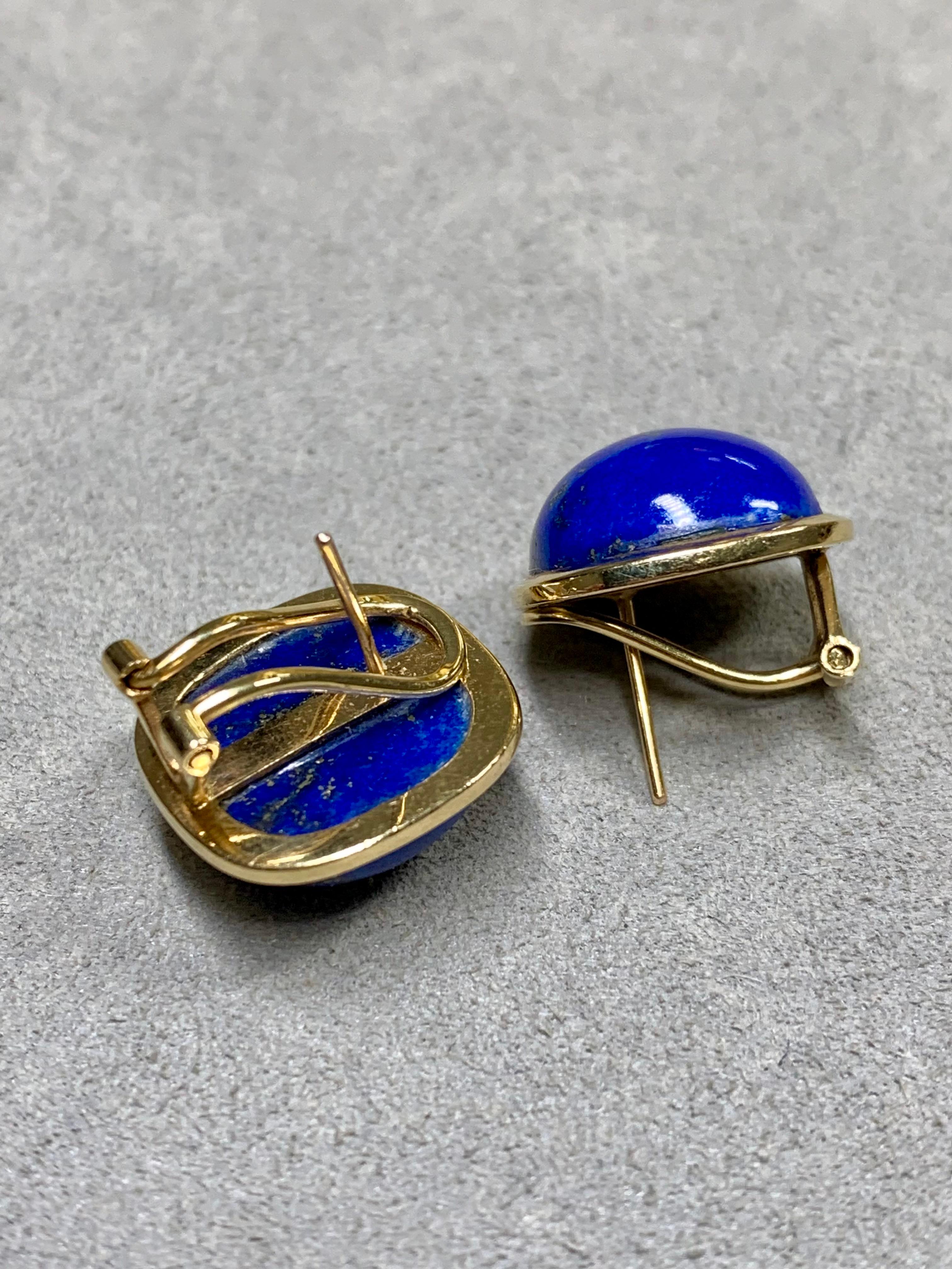 Vintage 1960s 14K Yellow Gold Lapis Cabochon Cushion Omega Back Huggie Earrings In Good Condition For Sale In Winter Springs, FL