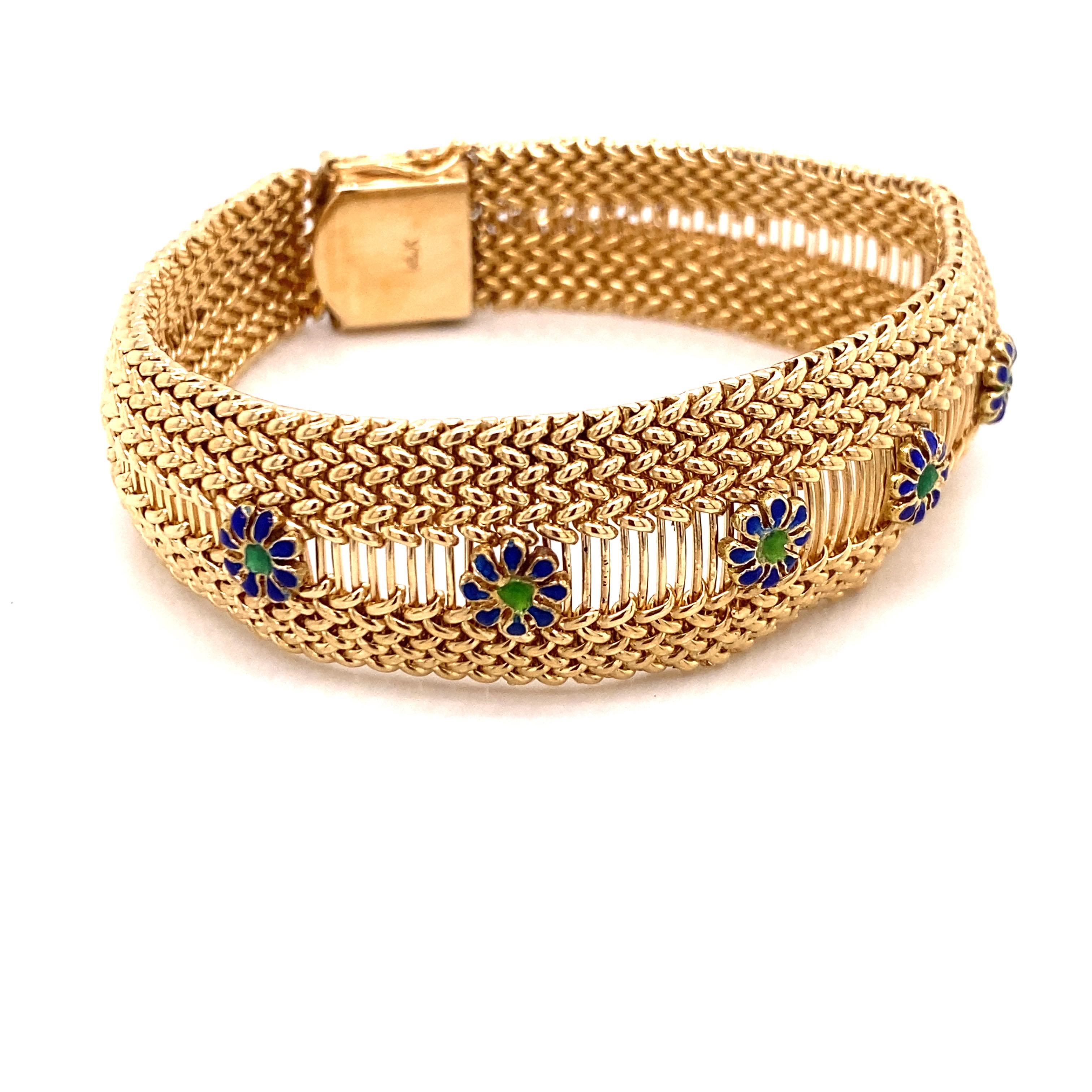 Vintage 1960s 14K Yellow Gold Mesh Bracelet avec fleurs en émail et rubis - Le bracelet mesure 7.5 pouces de long et .80 pouces de large au centre. Il y a 6 fleurs avec des pétales en émail bleu et un centre en émail vert. Le bracelet est doté d'un