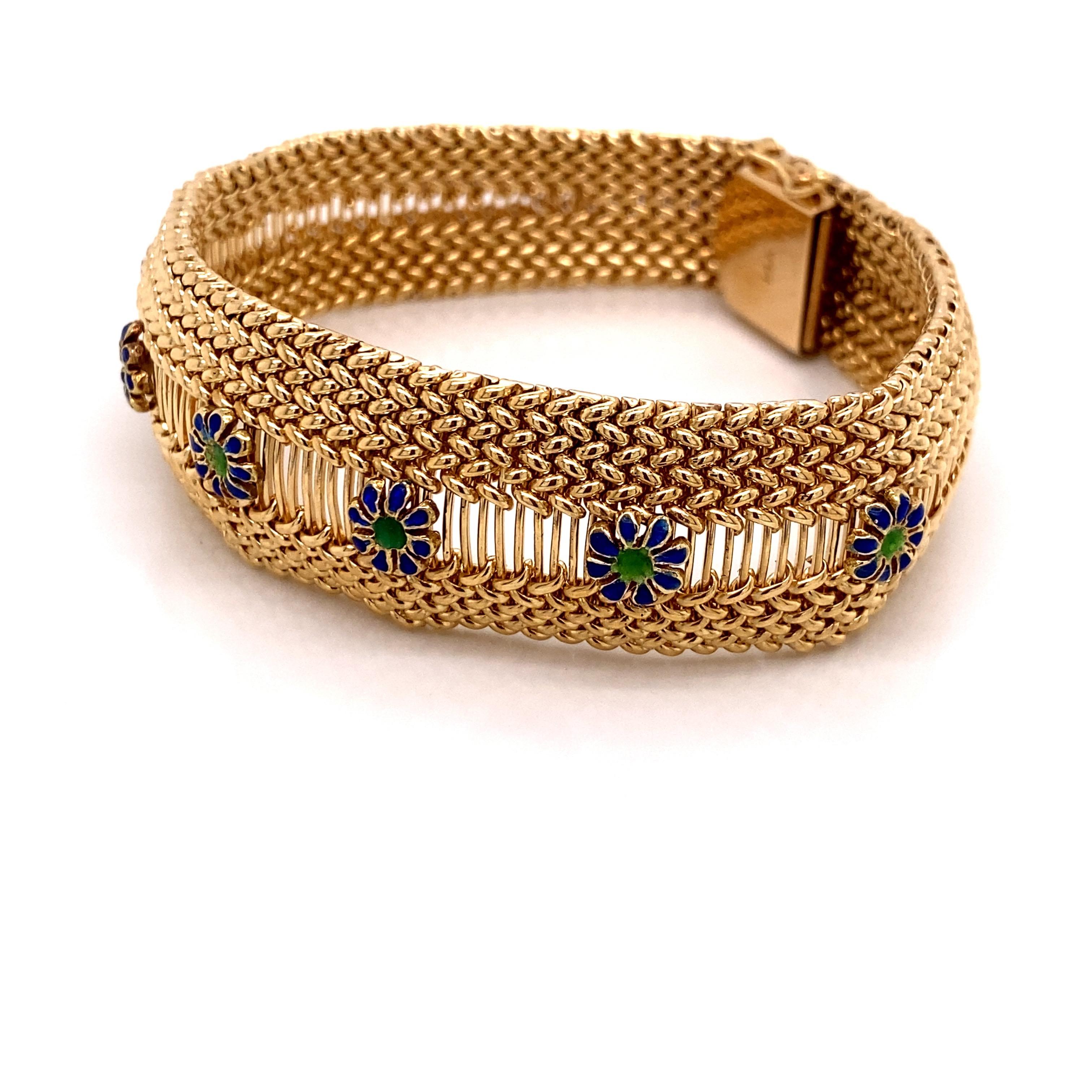 Vintage 1960s 14 Karat Yellow Gold Mesh Bracelet with Enamel Flowers In Good Condition For Sale In Boston, MA