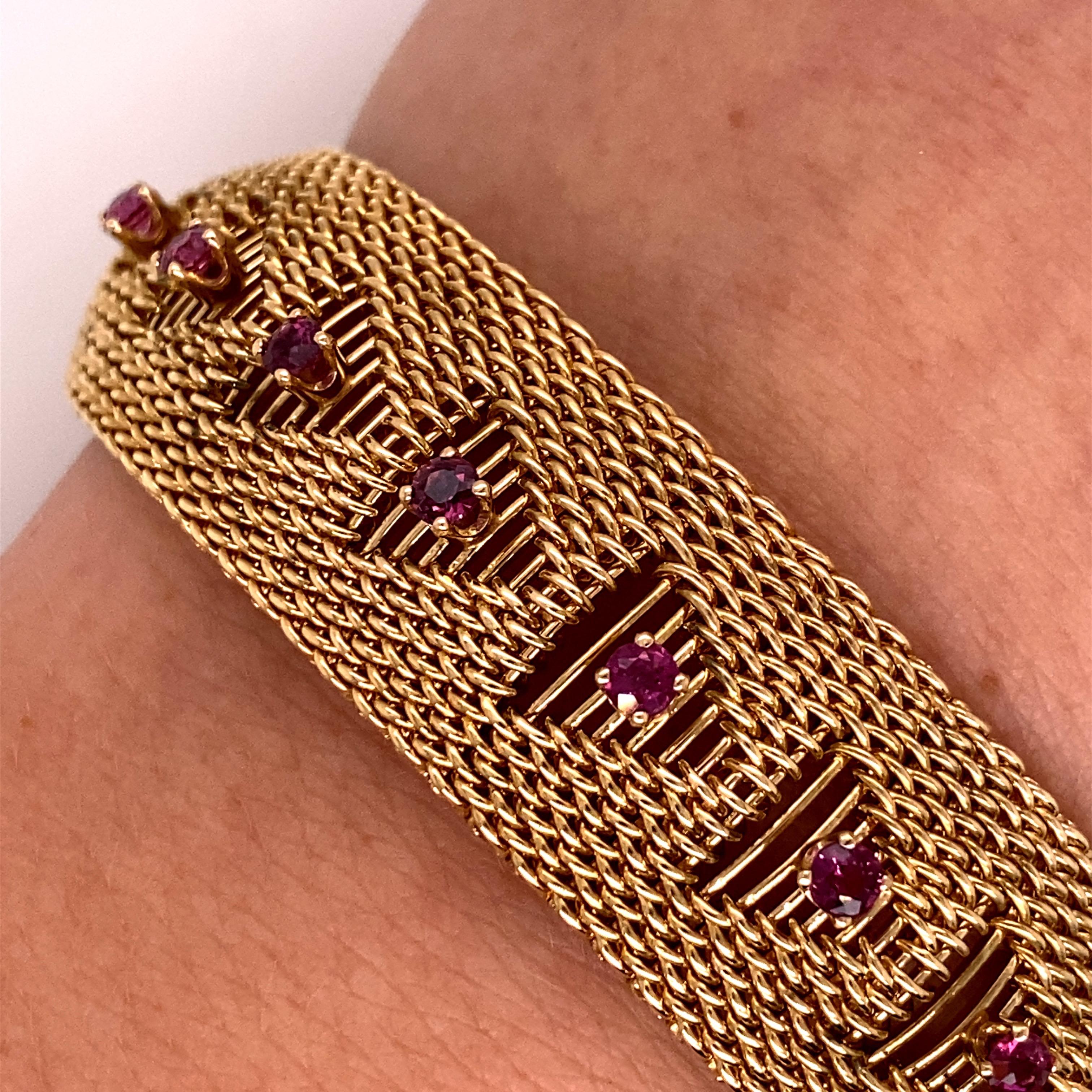 Vintage 1960s 14 Karat Yellow Gold Mesh Bracelet with Rubies For Sale 2