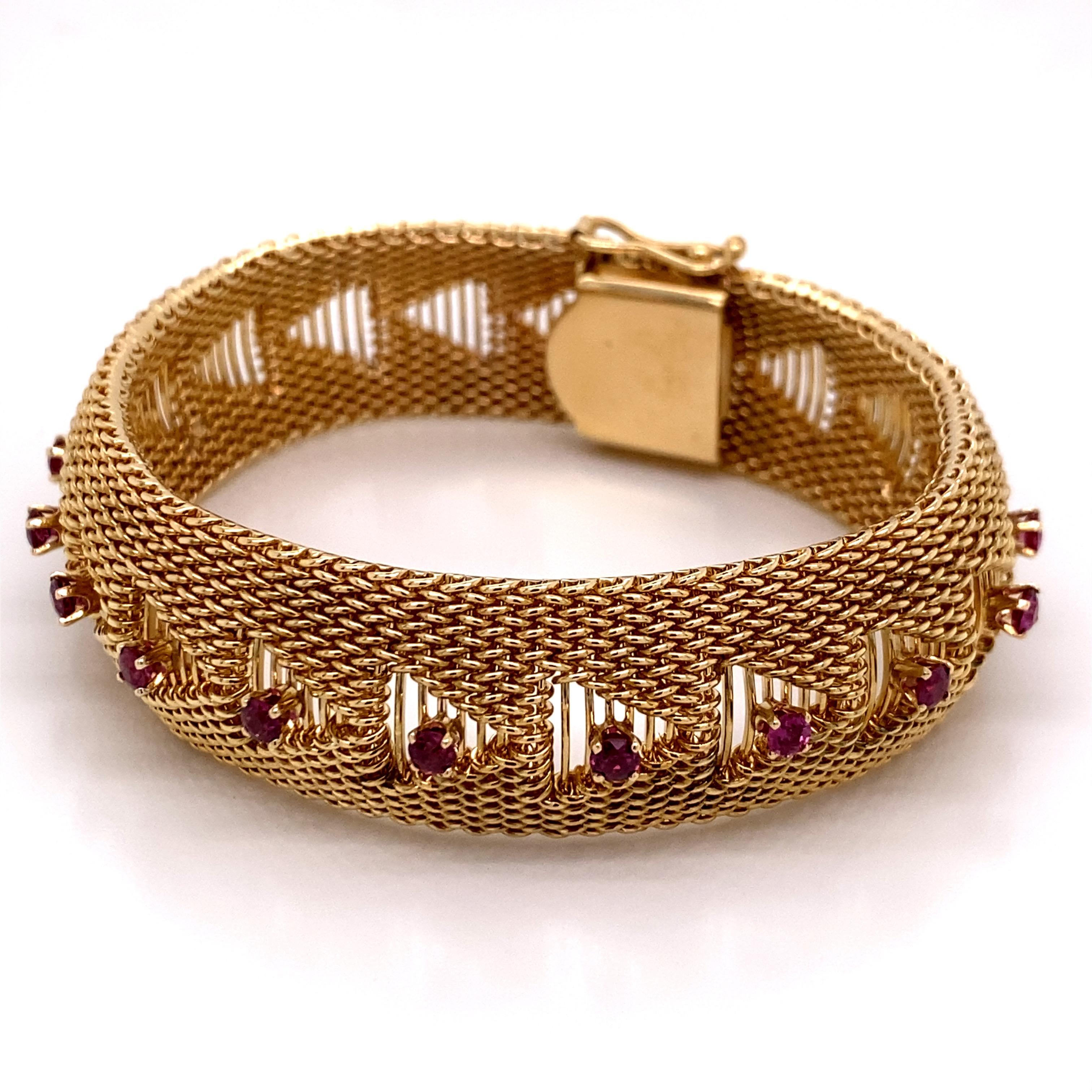 Moderne Bracelet vintage en maille d'or jaune 14 carats avec rubis, années 1960 en vente