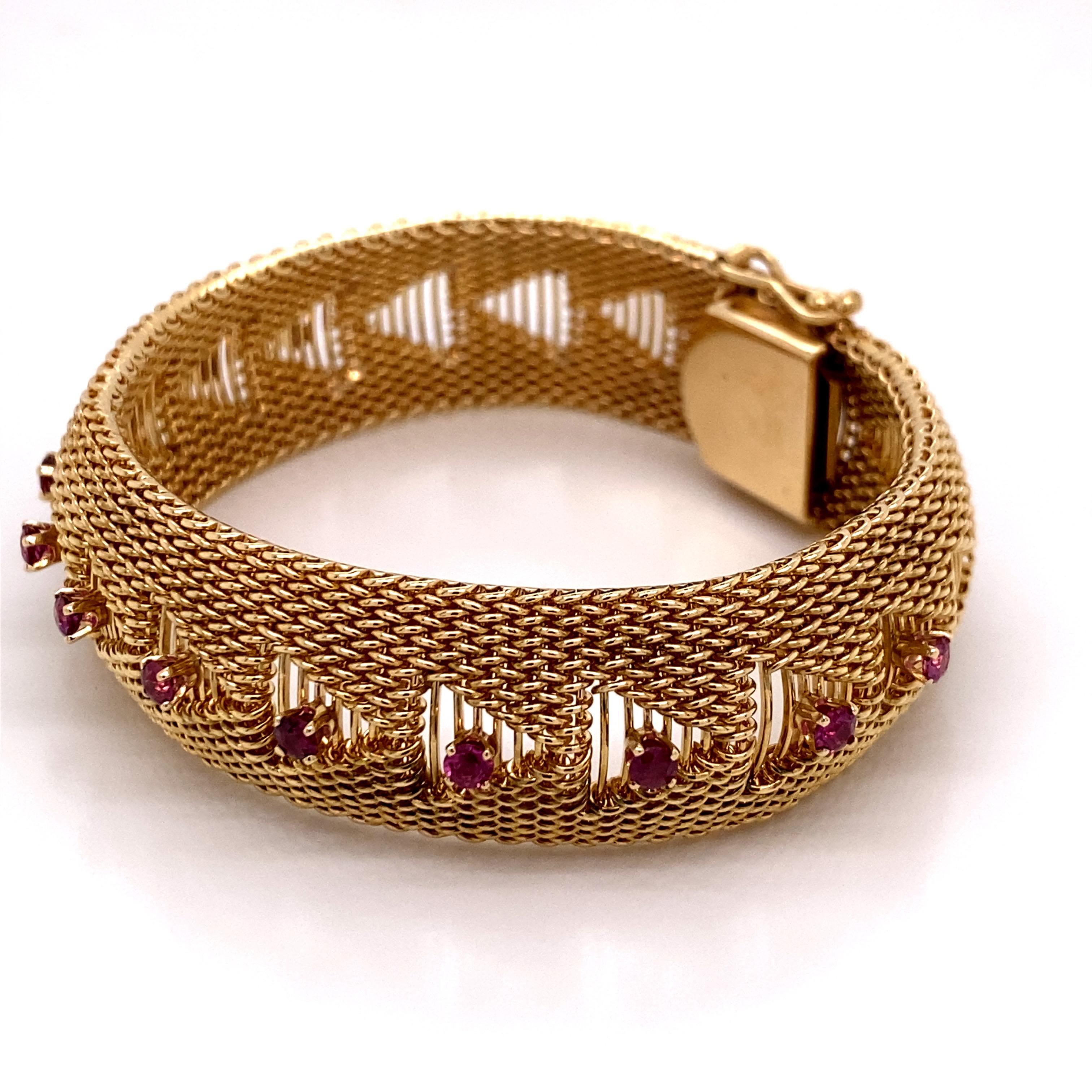 Taille ronde Bracelet vintage en maille d'or jaune 14 carats avec rubis, années 1960 en vente