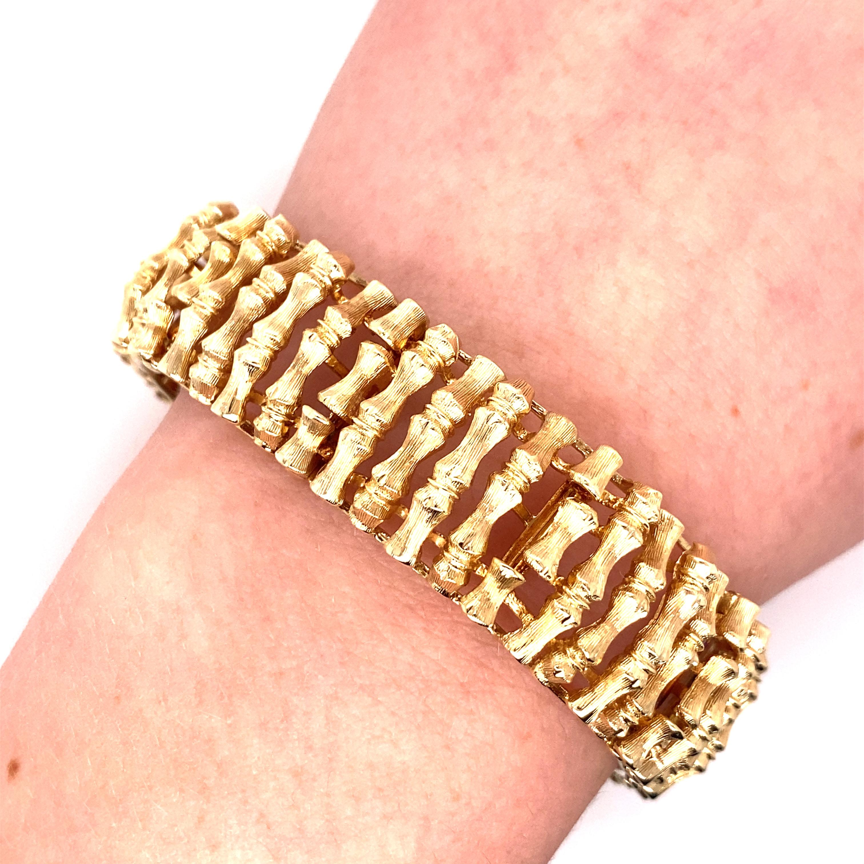 Vintage 1960's 14K Gelbgold Wide Bamboo Link Bracelet - Das Armband misst 6,65 cm lang und 0,5 cm breit und verfügt über einen versteckten Plunger Verschluss mit einem Sicherheitsverschluss. Der Armreif wiegt 39,92 Gramm Gold.