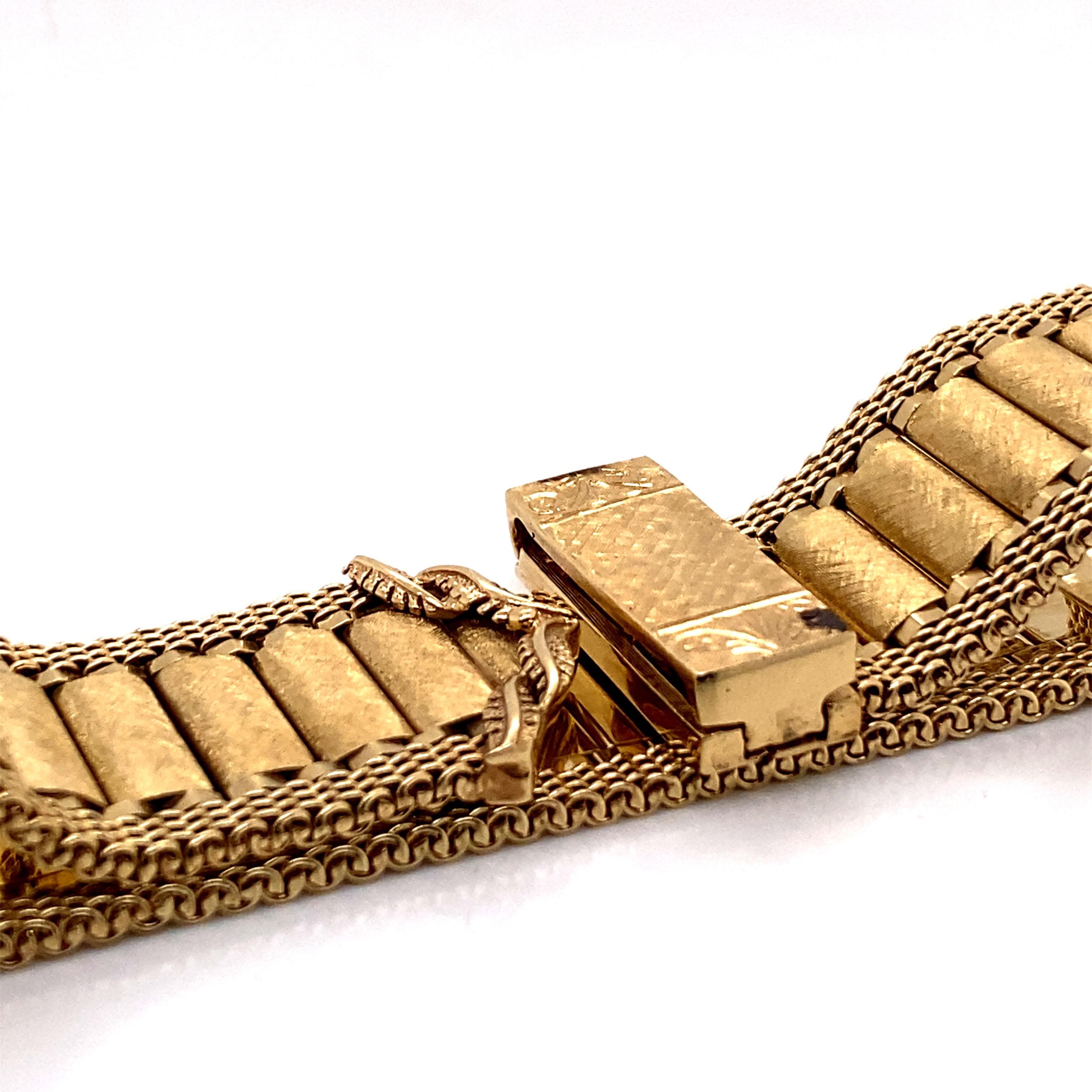 Rétro Bracelet de ceinture vintage en or jaune 14 carats à larges maillons brossés et maille, années 1960 en vente