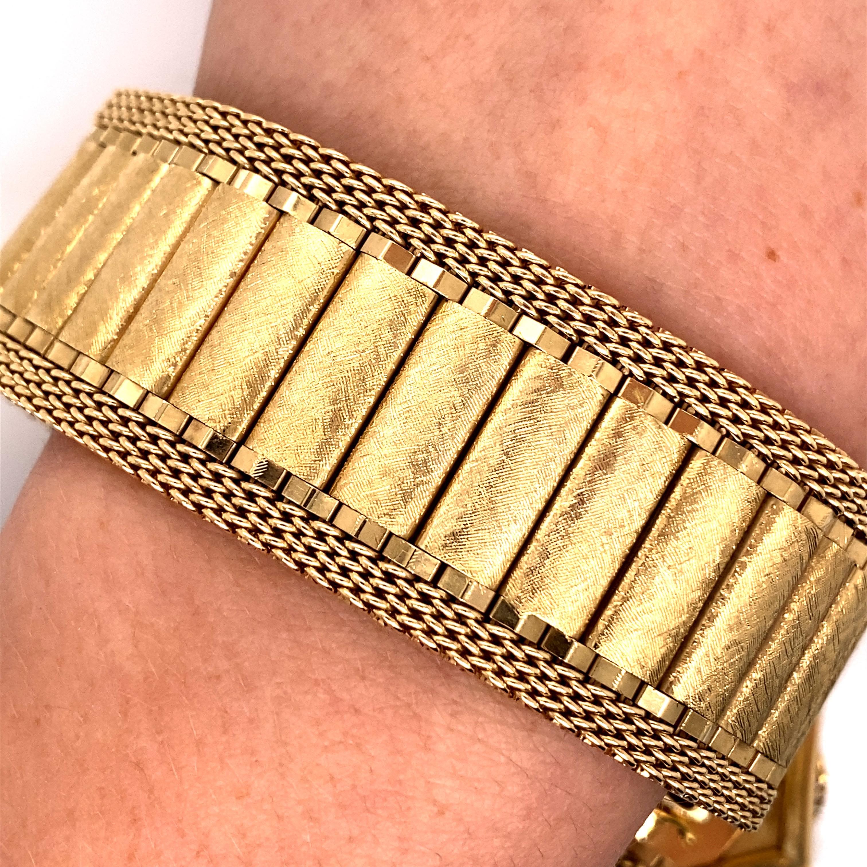 Vintage 1960s 14 Karat Yellow Gold Wide Brushed Link and Mesh Belt Bracelet In Good Condition For Sale In Boston, MA