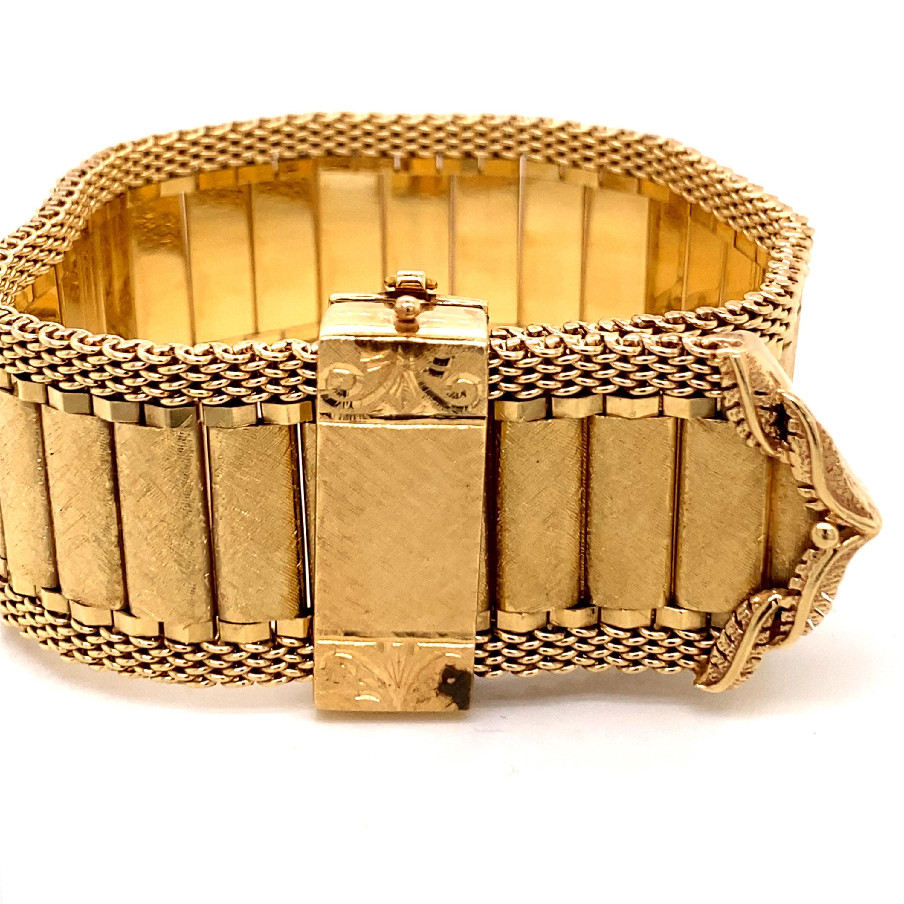 Vintage 1960s 14K Yellow Gold Wide Brushed Link and Mesh Belt Bracelet - Le bracelet mesure 8 pouces de long ouvert et 1 pouce de large. Il peut être porté en 3 longueurs - 7, 6.75 et 6.5 pouces. Des trous supplémentaires peuvent être ajoutés si des
