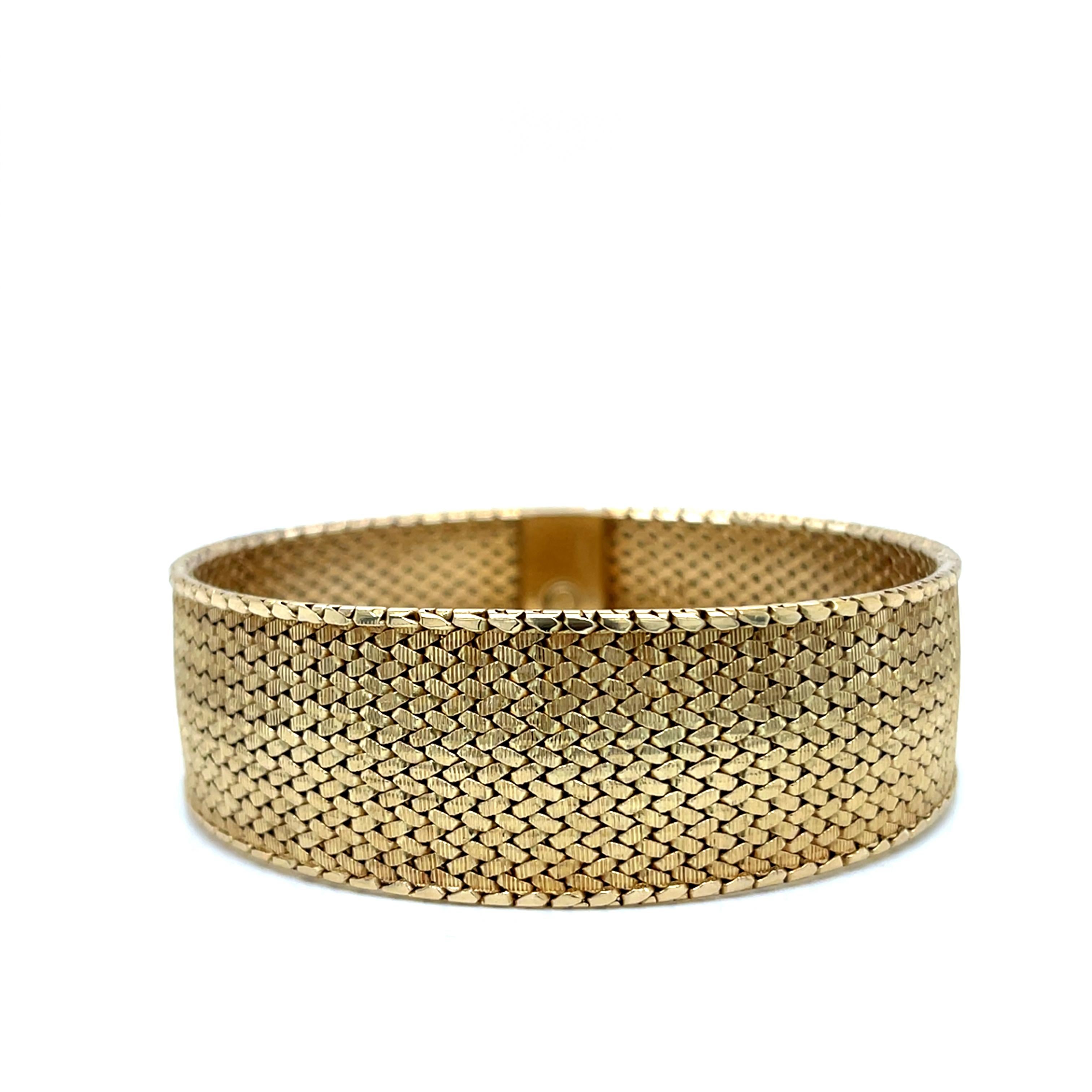 Vintage By 1960 Bracciale a maglie larghe in oro giallo 14k

Questo splendido braccialetto vintage esemplifica la sofisticata maestria del design dei gioielli degli anni Sessanta. Meticolosamente intrecciato in oro giallo 14 carati, questo pezzo