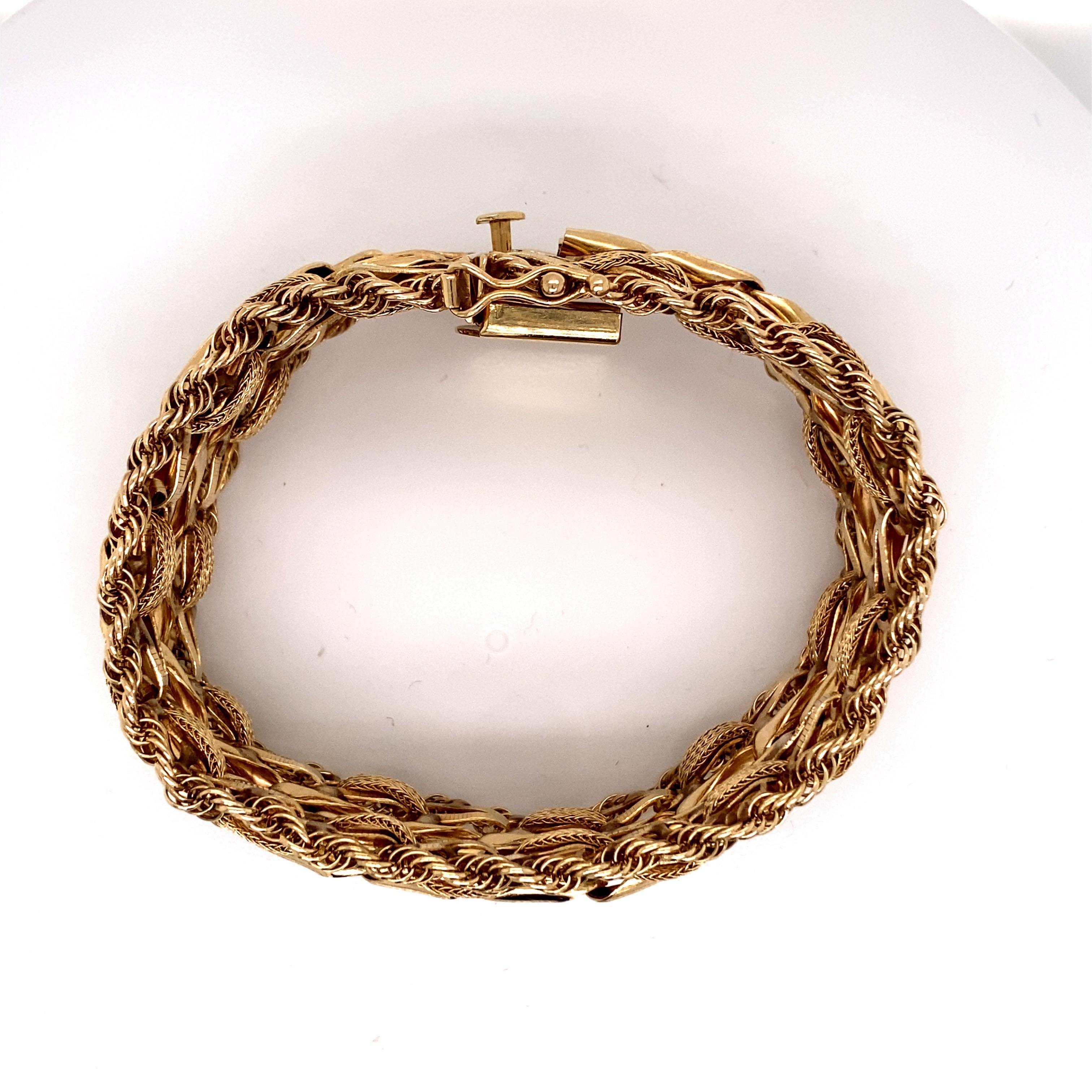 Vintage 1960s 14KY Gold Woven Wheat Link mit Rope Edge Wide Charm Bracelet - Das Armband messen 7,15 cm lang und 1 Zoll breit und verfügt über einen versteckten Verschluss mit einer Figur 8 Sicherheit. Für zusätzliche Sicherheit gibt es 2